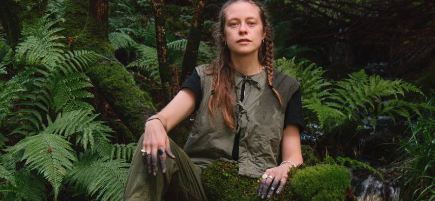 Fabelwesen und Tweets: „Agnes“ von Anna B Savage