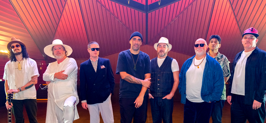 Pressebild von Fat Freddy’s Drop, deren Song „Next Stop“ heute unser Track des Tages ist.