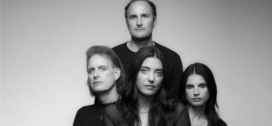 Pressebild von Sharon Van Etten & The Attachment Theory, deren Song „Afterlife“ heute unser Track des Tages ist.