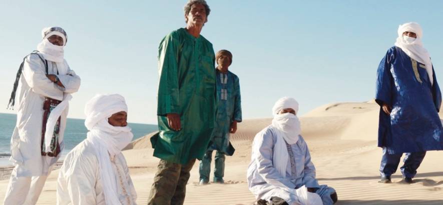 Pressebild von Tinariwen, deren Song „Amoss Idjraw“ heute unser Track des Tages ist.