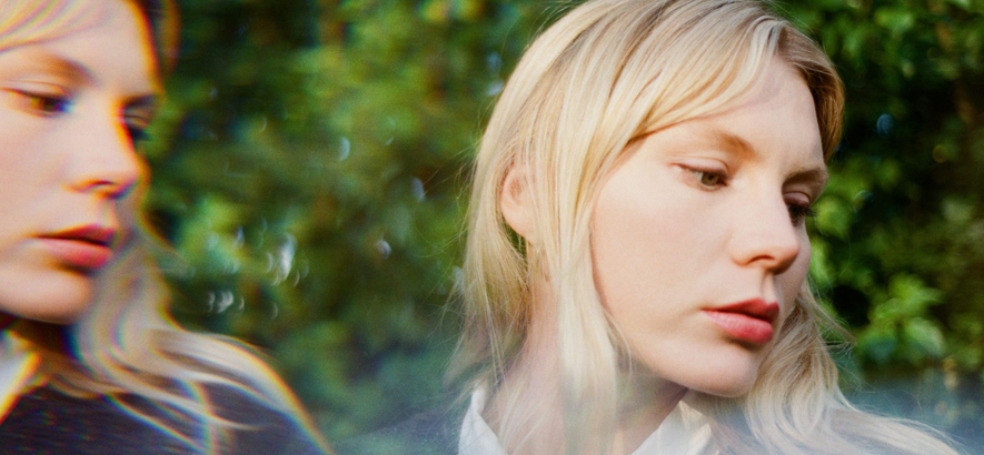 Pressebild der Musikerin Alice Costelloe, deren Song „When It’s The Time“ unser Track des Tages ist.