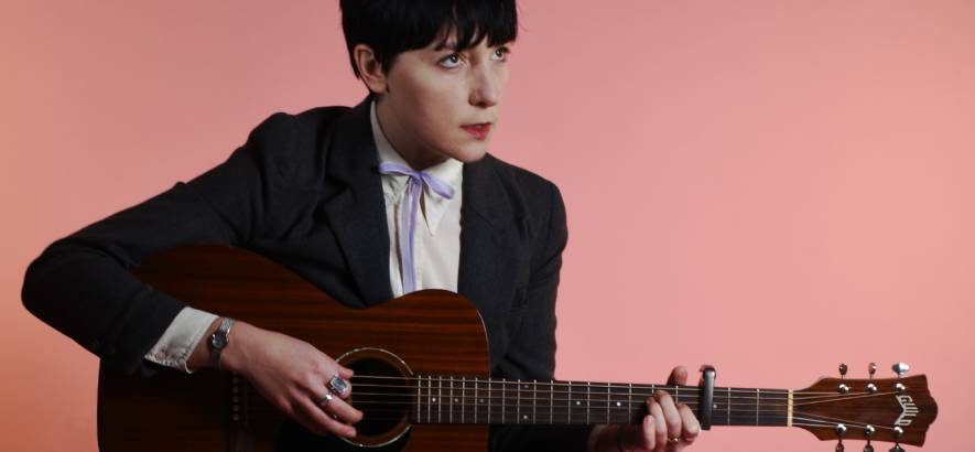 Pressebild von Flora Hibberd, deren Song „Auto Icon“ heute unser Track des Tages ist.