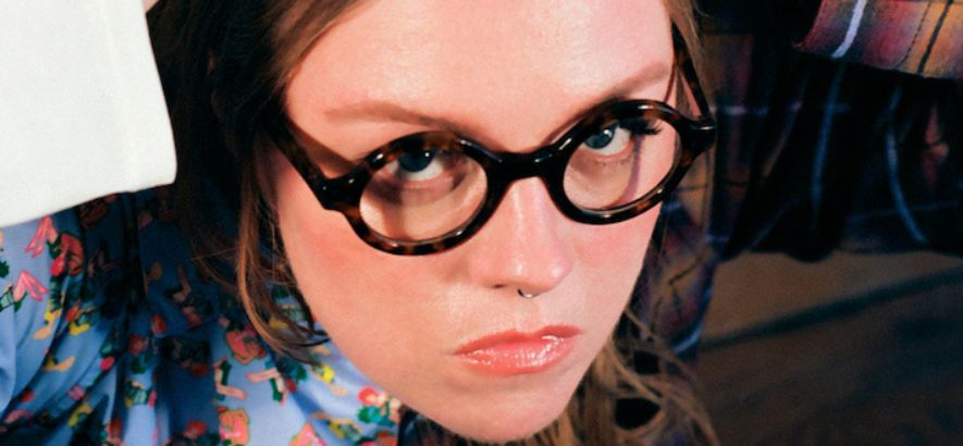 Pressebild von Emma-Jean Thackray, die heute ihr neues Album  „Weirdo“ ankündigt.
