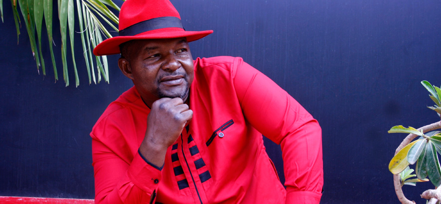 Pressebild von Samba Touré, dessen Song „Assuma Kagne“ heute unser Track des Tages ist.