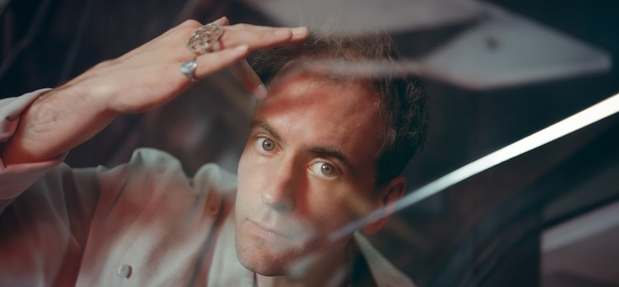 Pressebild von Alabaster DePlume, der heute sein neues Album  „A Blade Because A Blade Is Whole“ ankündigt.
