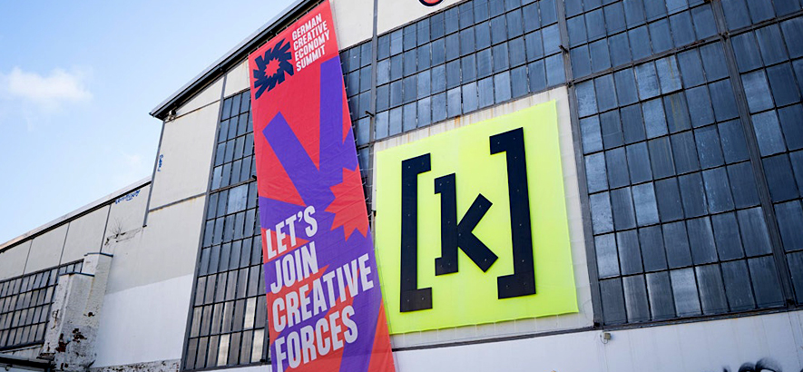 Foto des Hamburger Kulturzentrums Kampnagel und einem Banner der Veranstaltung German Creative Economy Summit