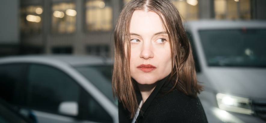 Pressebild von Sophia Kennedy, deren Song „Rodeo“ heute unser Track des Tages ist.