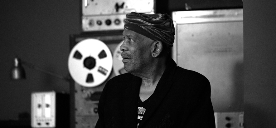 Schwarz-Weiß-Foto von Roy Ayers