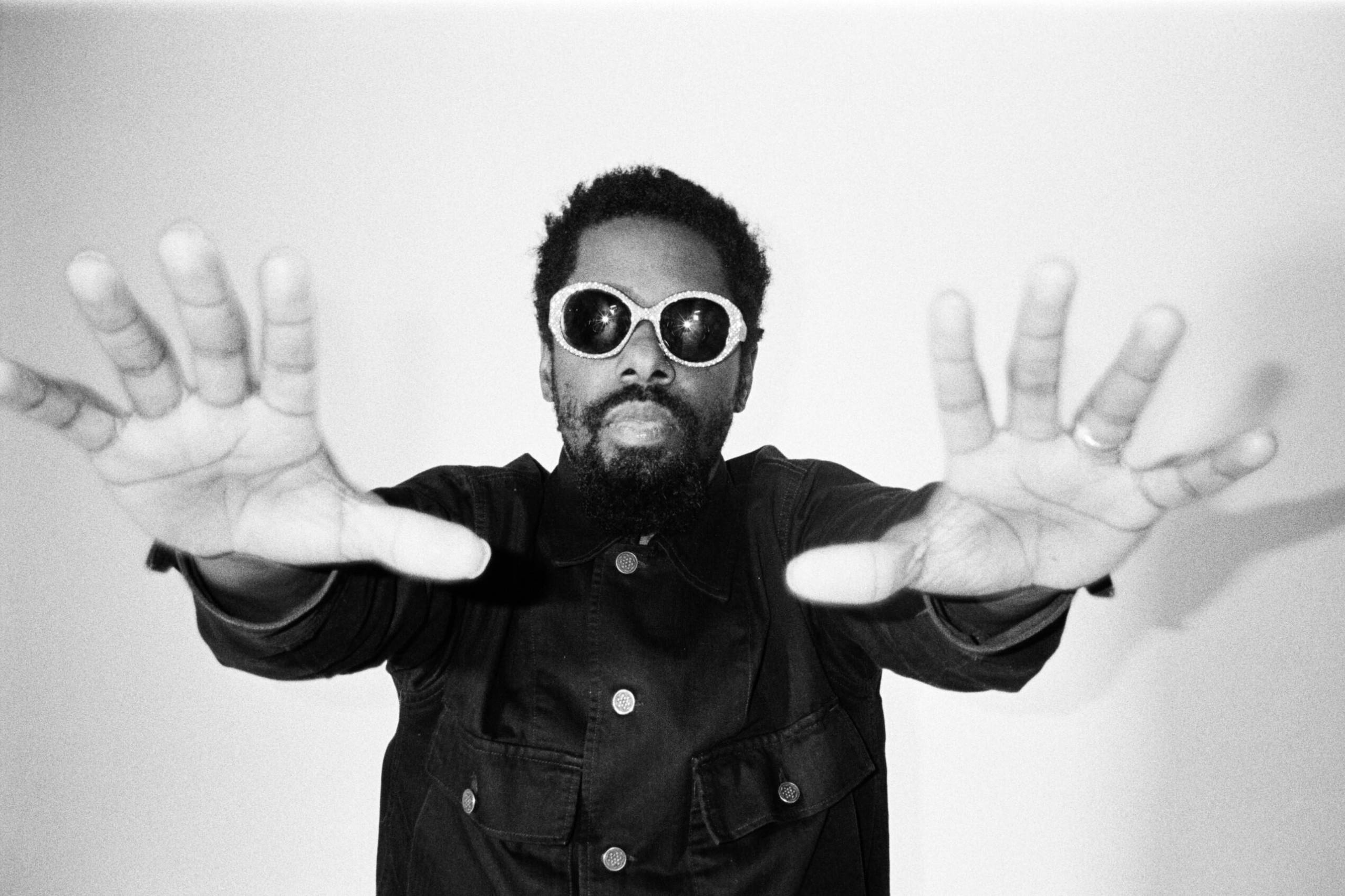 Pressebild von Curtis Harding, dessen Song „There She Goes“ heute unser Track des Tages ist.