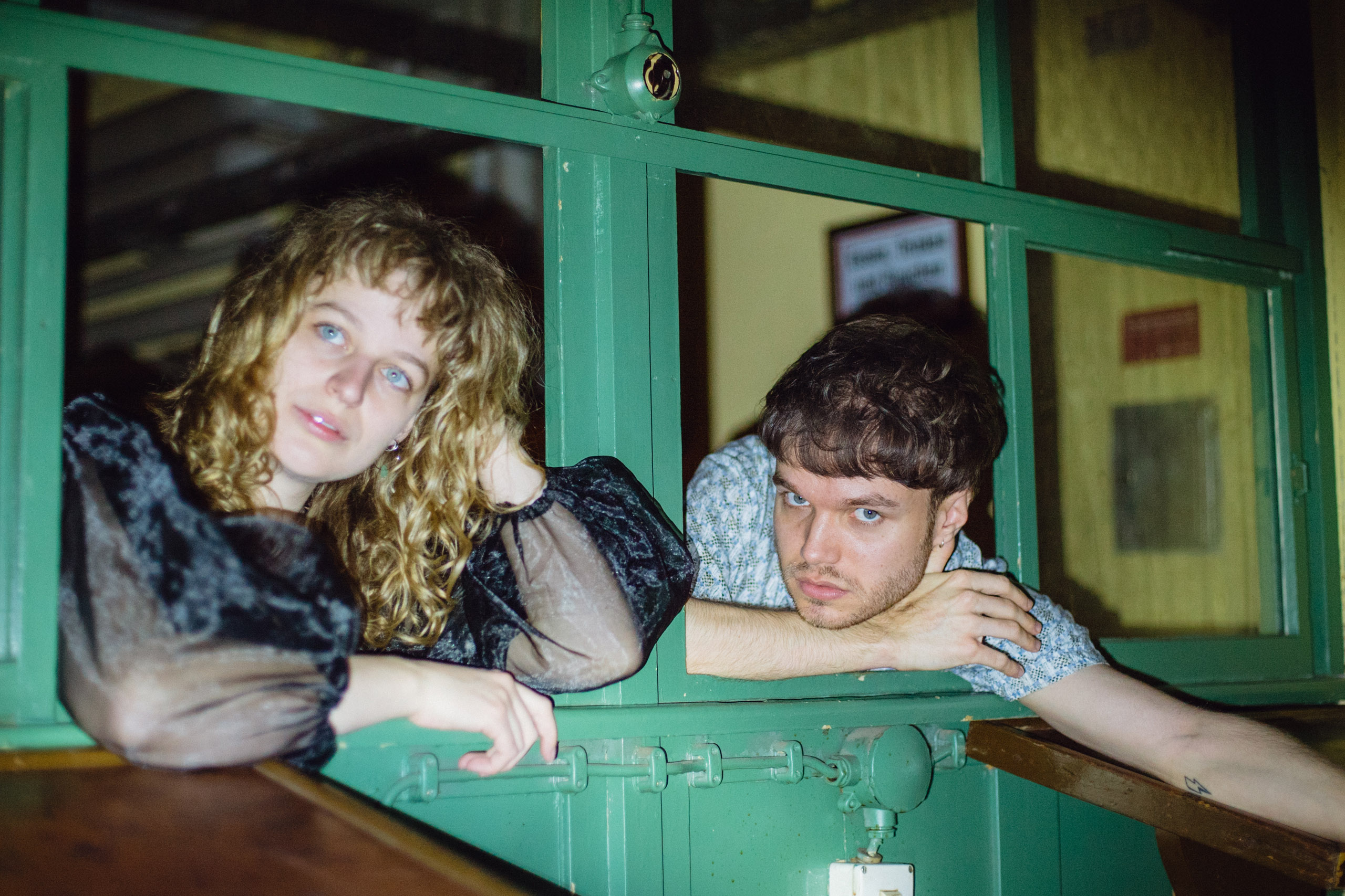 Pressebild des Duos Die Anteile, dessen Song „Sakamoto“ heute unser Track des Tages ist