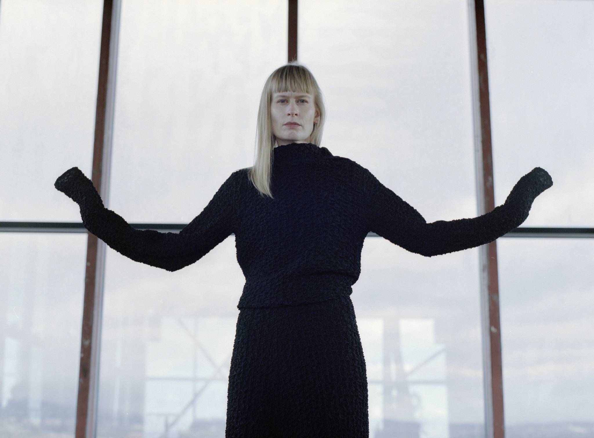 Pressebild von Jenny Hval, deren Song „The Artist Is Absent“ heute unser Track des Tages ist.