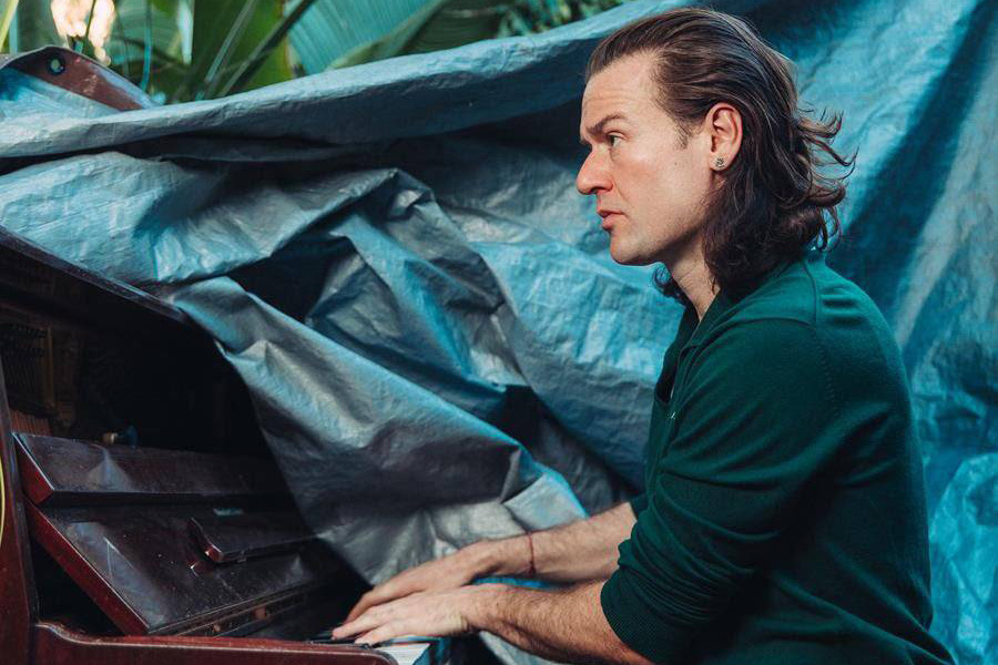 Pressebild von John Carroll Kirby, dessen Song „The Whammy“ heute unser Track des Tages ist.