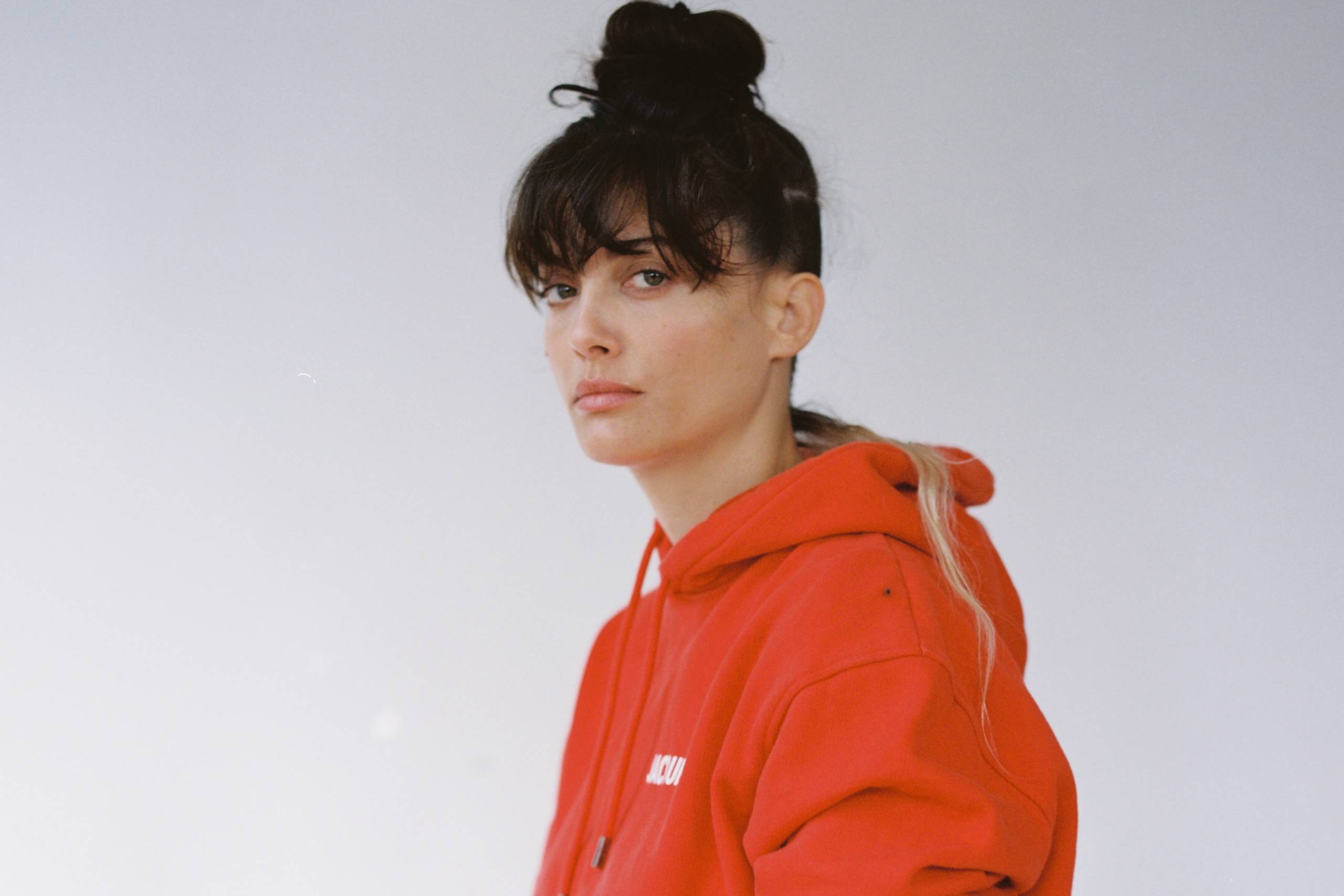 Pressebild der Rapperin Noga Erez, deren Stück „Not My Problem“ heute unser Track des Tages ist.