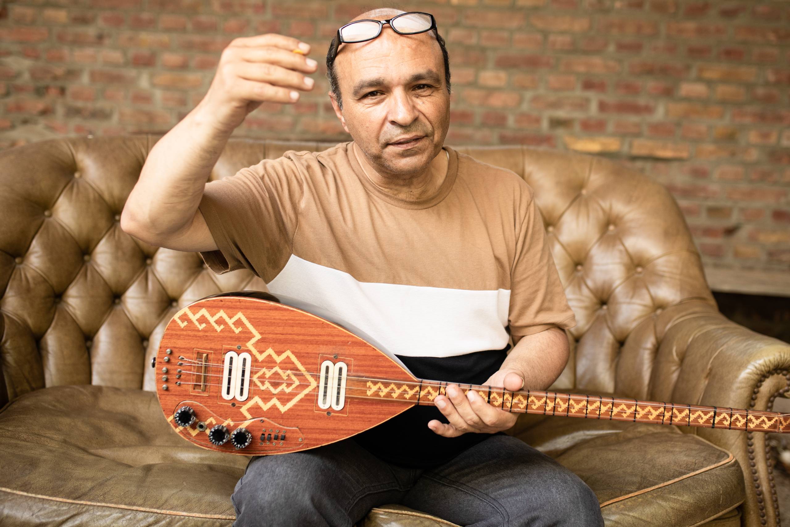 Pressebild von Ozan Ata Canani, dessen Song „Freund/Dost“ heute unser Track des Tages.
