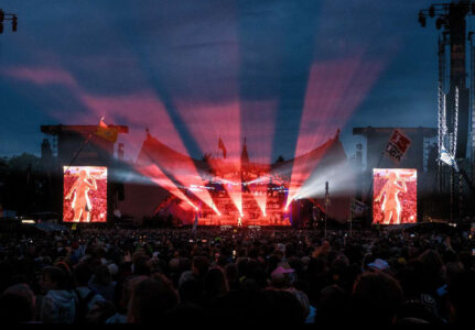Roskilde Festival 2025: mit Charli XCX, Fontaines D.C., Doechii u. a. (Ticket-Verlosung)