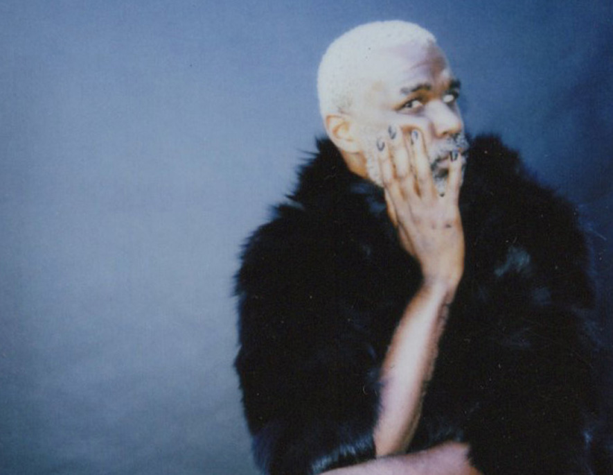 Pressebild von Tunde Adebimpe, dessen Song "Somebody New" heute unser Track des Tages ist.