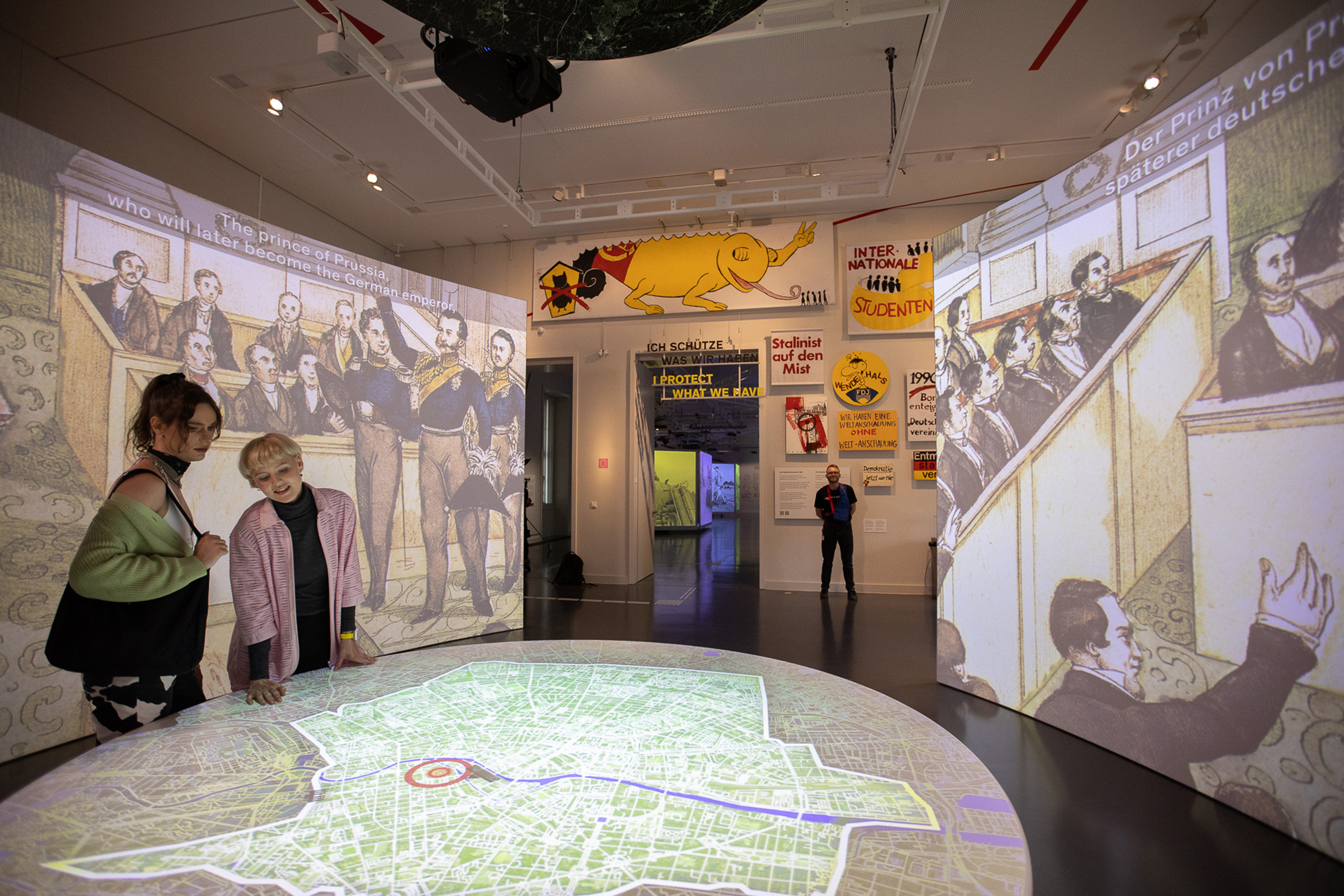 Das Foto zeigt einen Blick in den Revolutionsraum der Ausstellung "Berlin Global" im Humboldt Forum