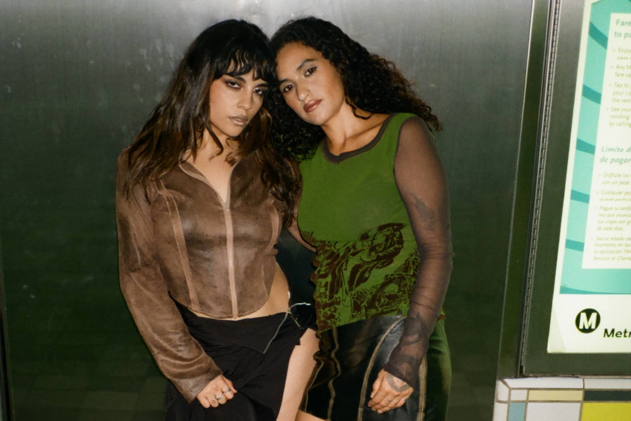 Pressebild von Girl Ultra mit Empress Of, ihrem Feature-Gast auf unserem Track des Tages „Tomás“.