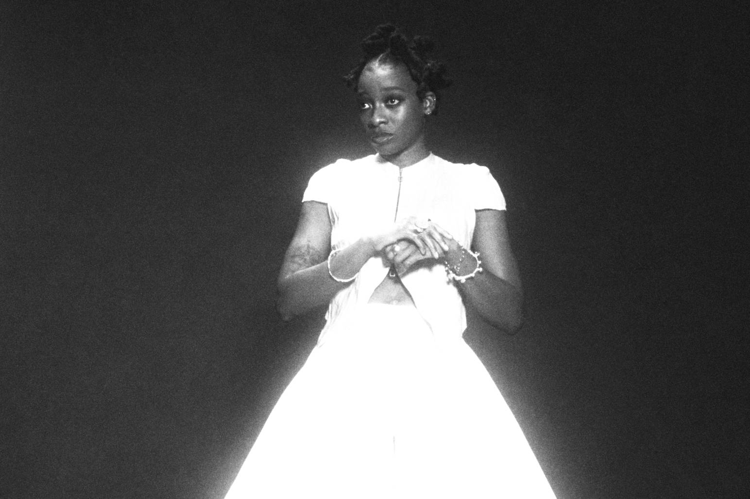 Pressebild von Little Simz, deren Song „Young“ heute unser Track des Tages ist.