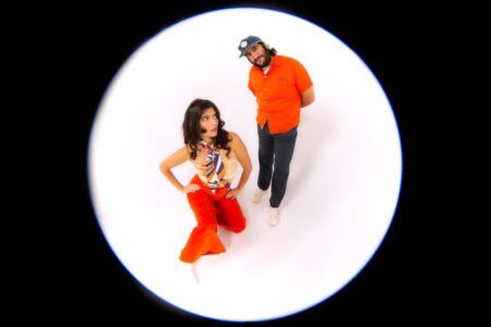 Abstrakter Versuch: „Sous la lune mandarine“ von Pearl & The Oysters