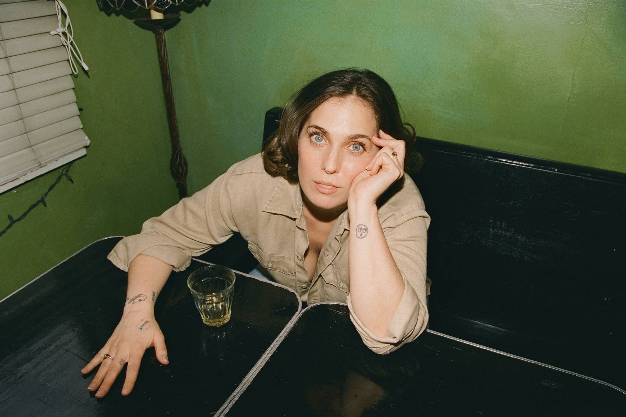 Pressebild von U.S. Girls, deren Song „Like James Said“ heute unser Track des Tages ist.
