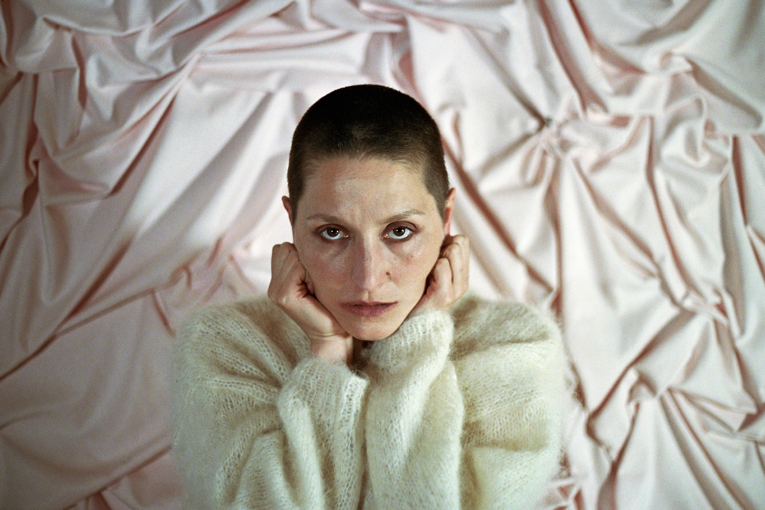 Pressebild von Cate Le Bon, die ihr neues Album „Michelangelo Dying“ angekündigt hat.
