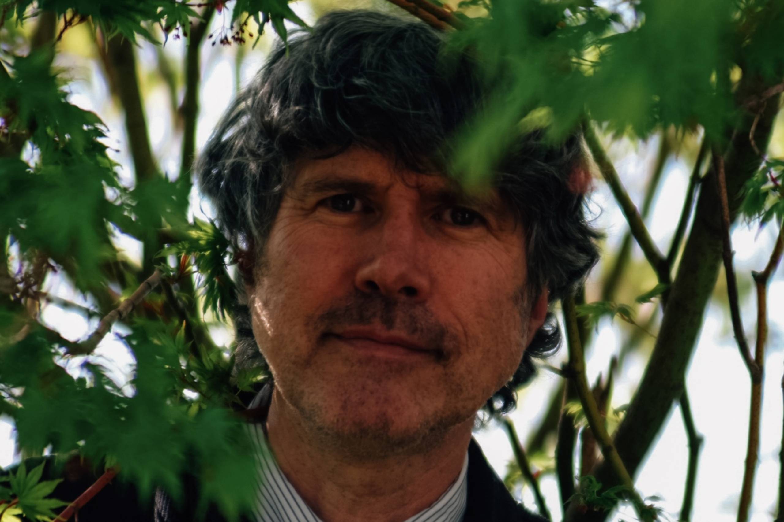 Pressebild von Gruff Rhys, dessen Song „Chwyn Chwyldroadol!“ heute unser Track des Tages ist.