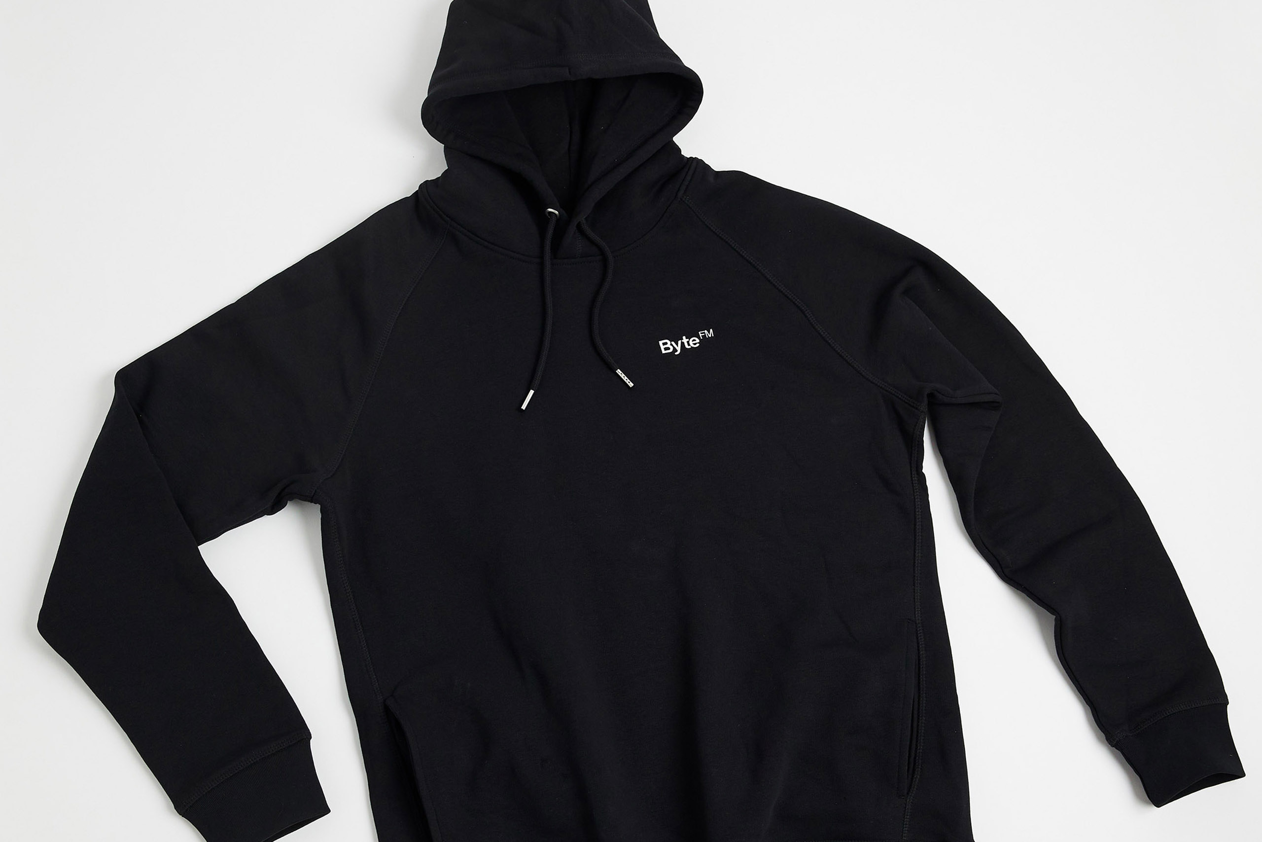 Foto eines schwarzen Hoodies mit ByteFM-Logo-Stick