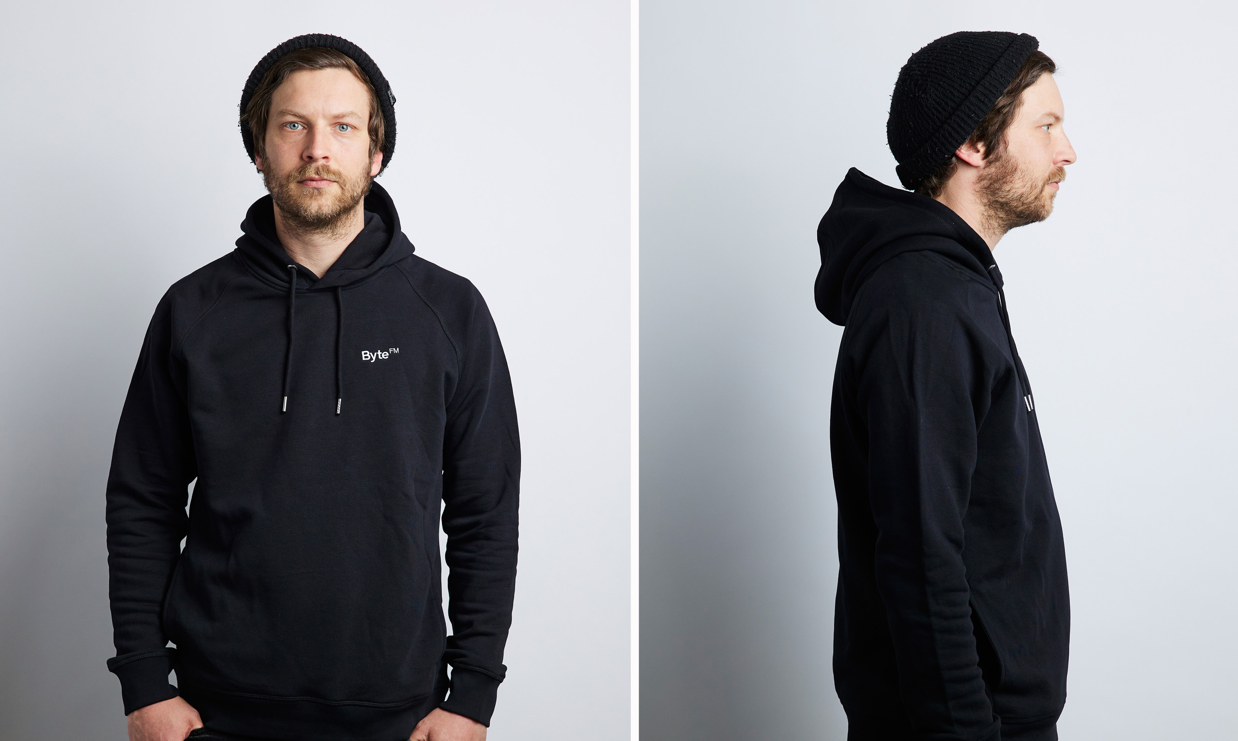 Foto eines Mannes, der der ByteFM Kapuzenpullover trägt