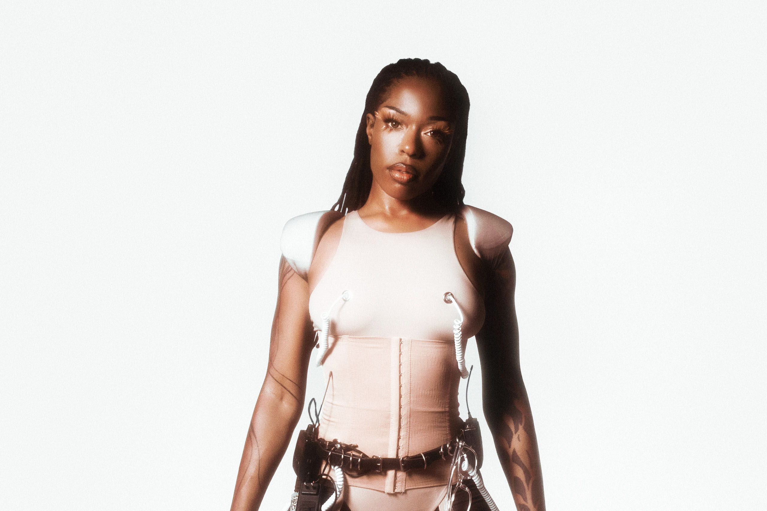Pressebild von Sudan Archives, deren Song „Dead“ heute unser Track des Tages ist.