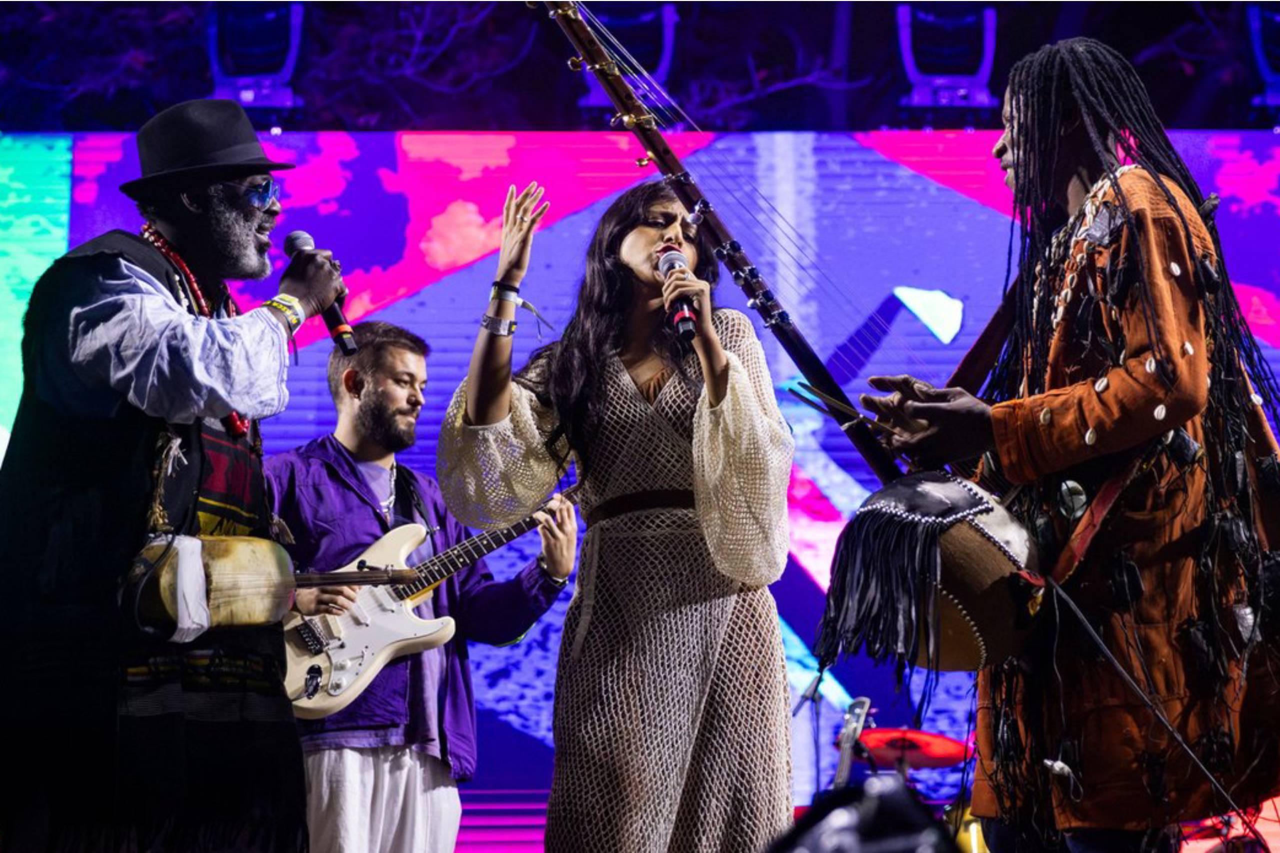 Pressebild von Africa Express, deren Song „Invocation“ heute unser Track des Tages ist.