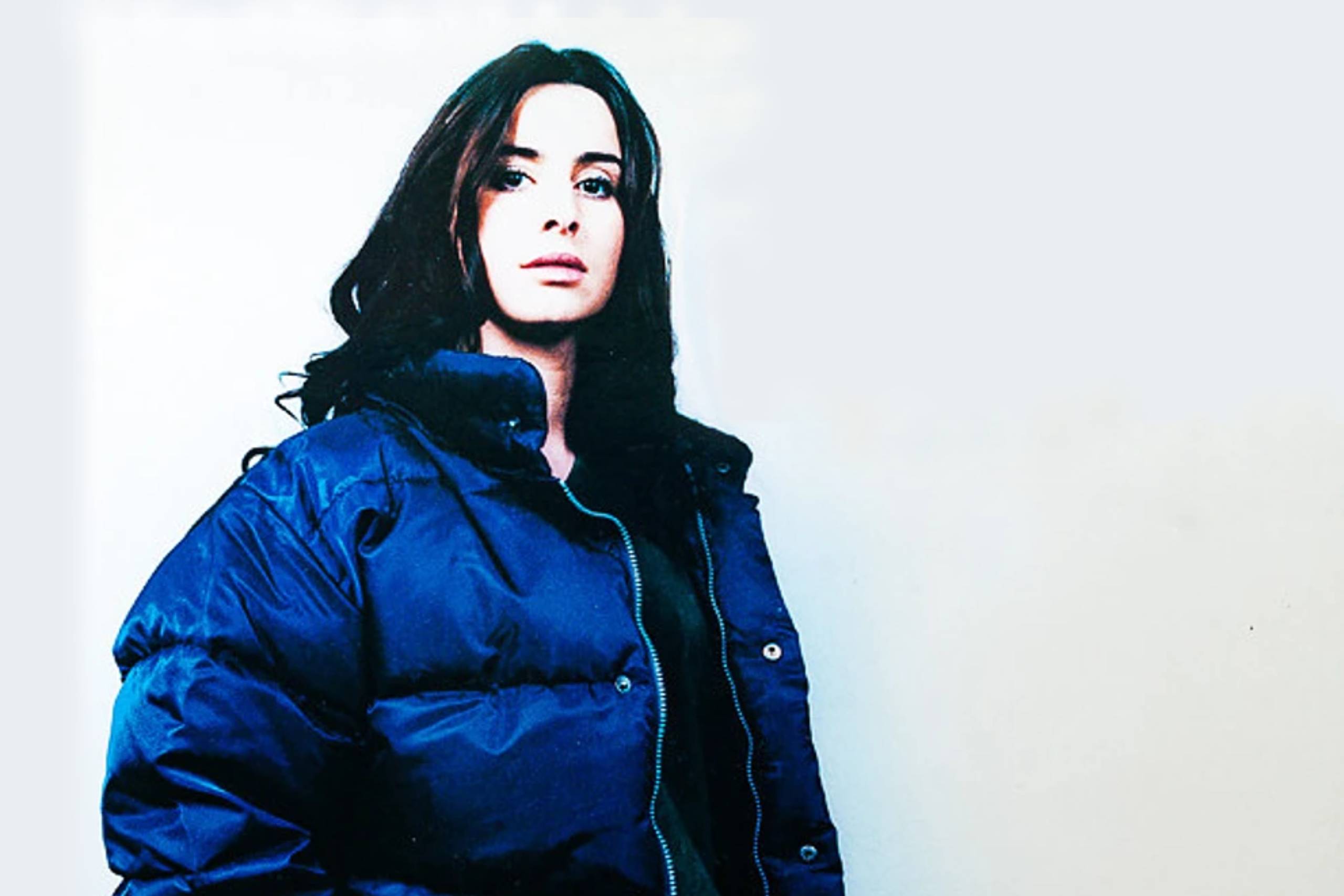 Foto von Cora E., auf dem Single-Cover zu unserem Track des Tages „Schlüsselkind“.