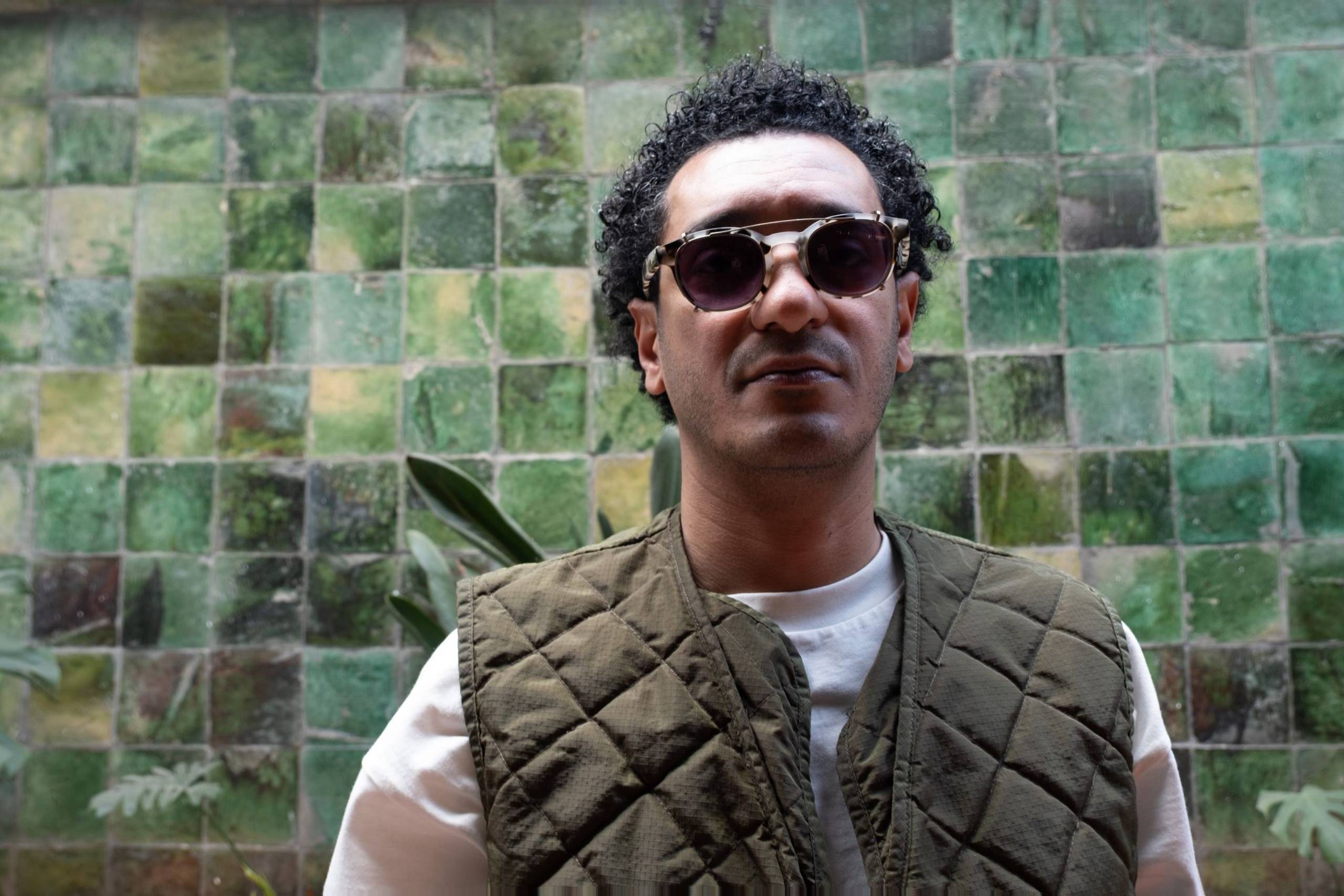 Pressebild von Guedra Guedra, dessen Song „Paradigm“ heute unser Track des Tages ist.
