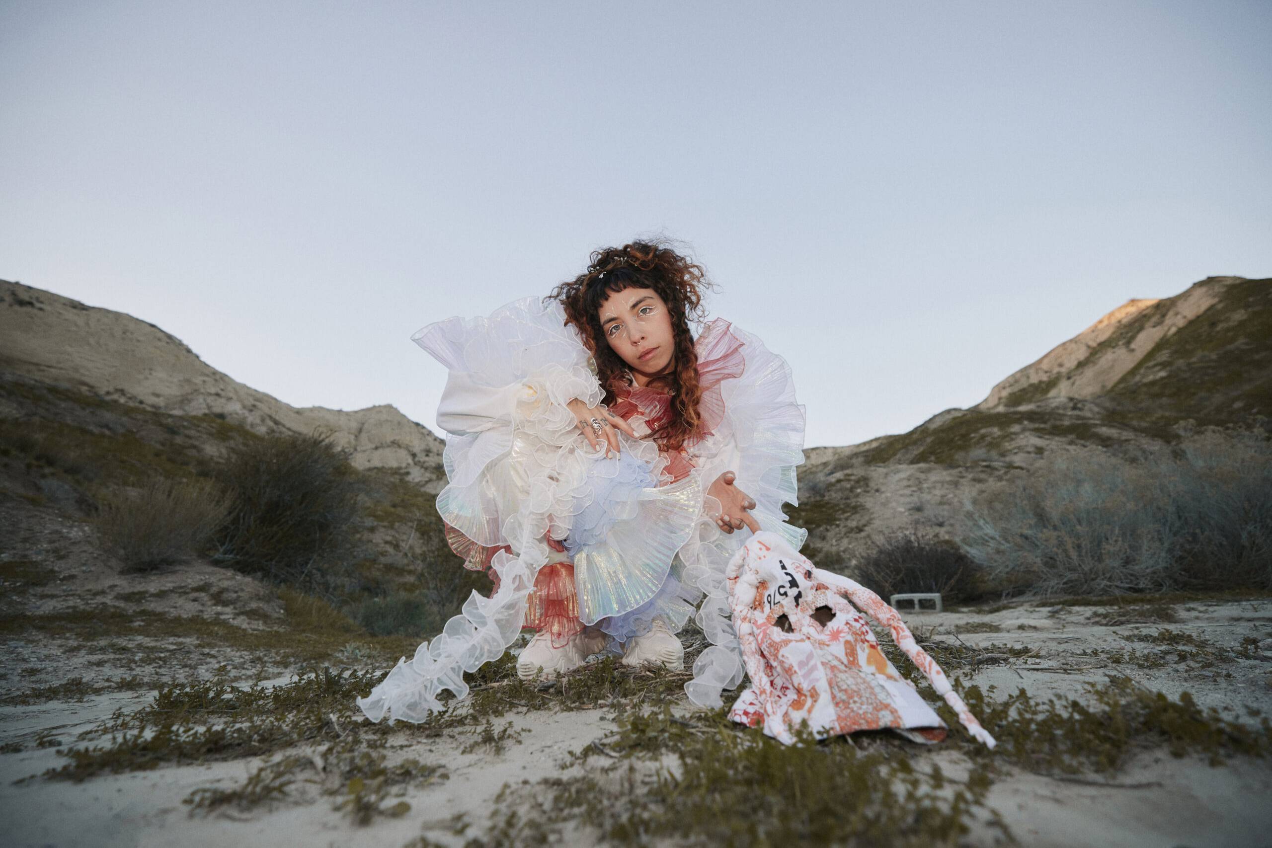 Pressebild von Indigo De Souza, deren Song „Be Like The Water“ heute unser Track des Tages ist.