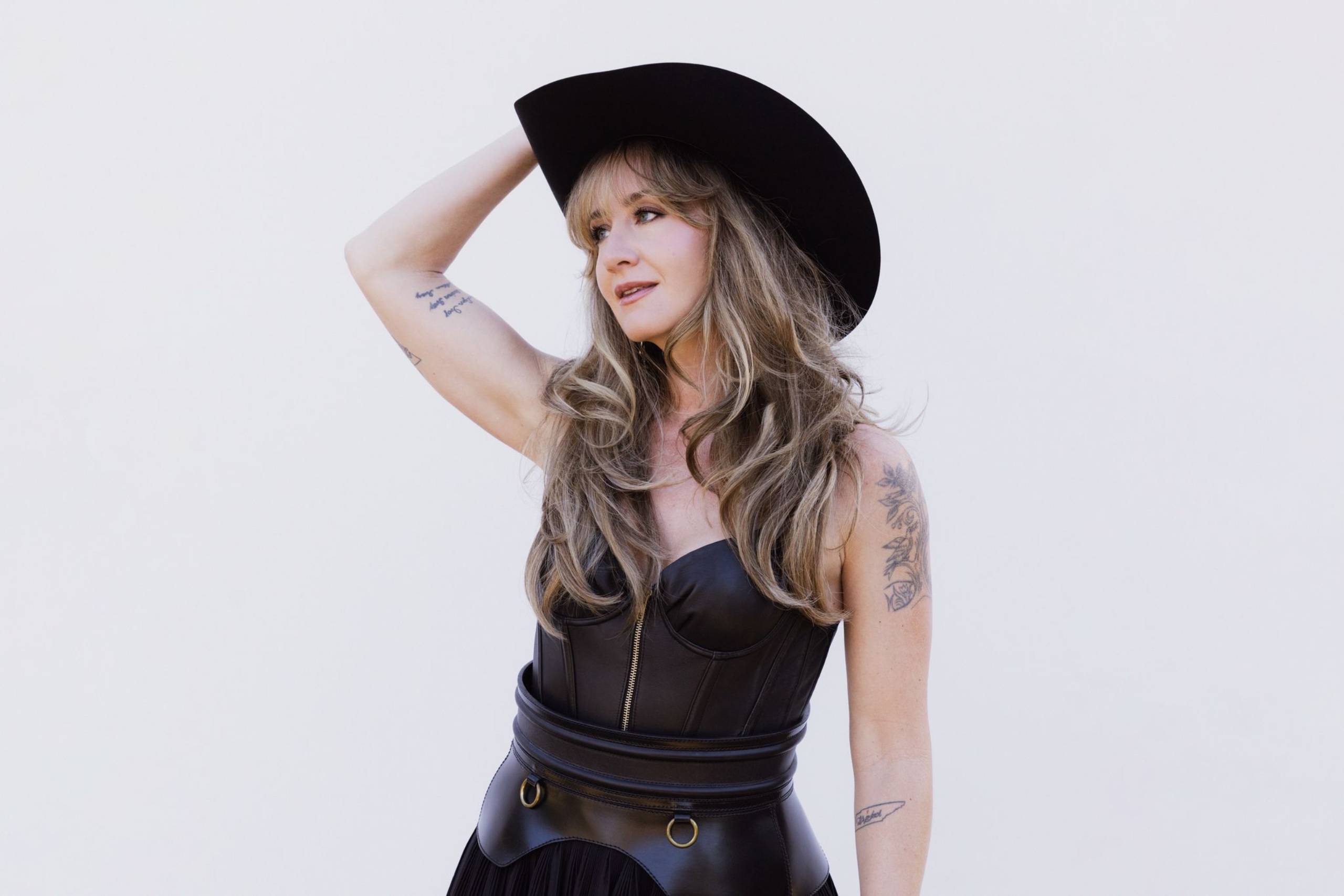 Pressebild von Margo Price, deren Song „Don't Wake Me Up“ heute unser Track des Tages ist.