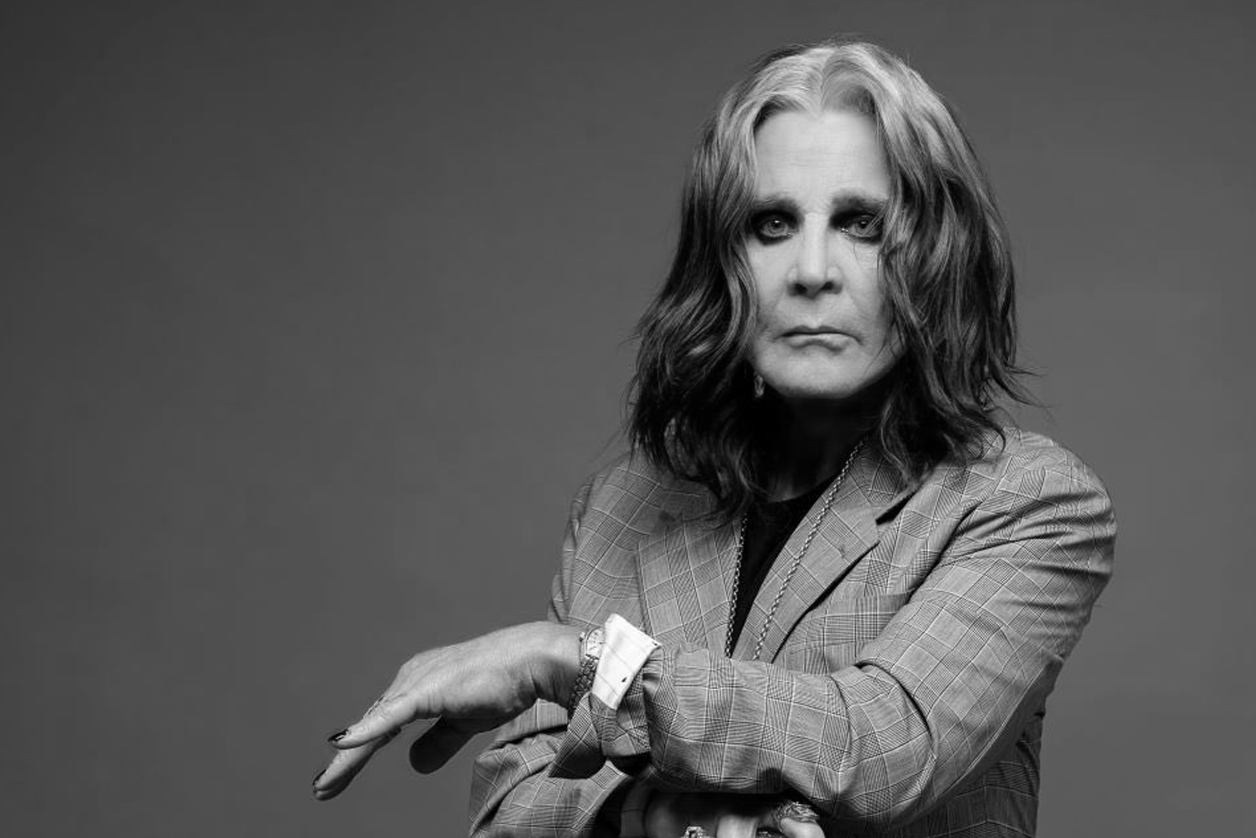 Schwarzweiß-Foto des britischen Musikers Ozzy Osbourne, der im Alter von 76 Jahren gestorben ist