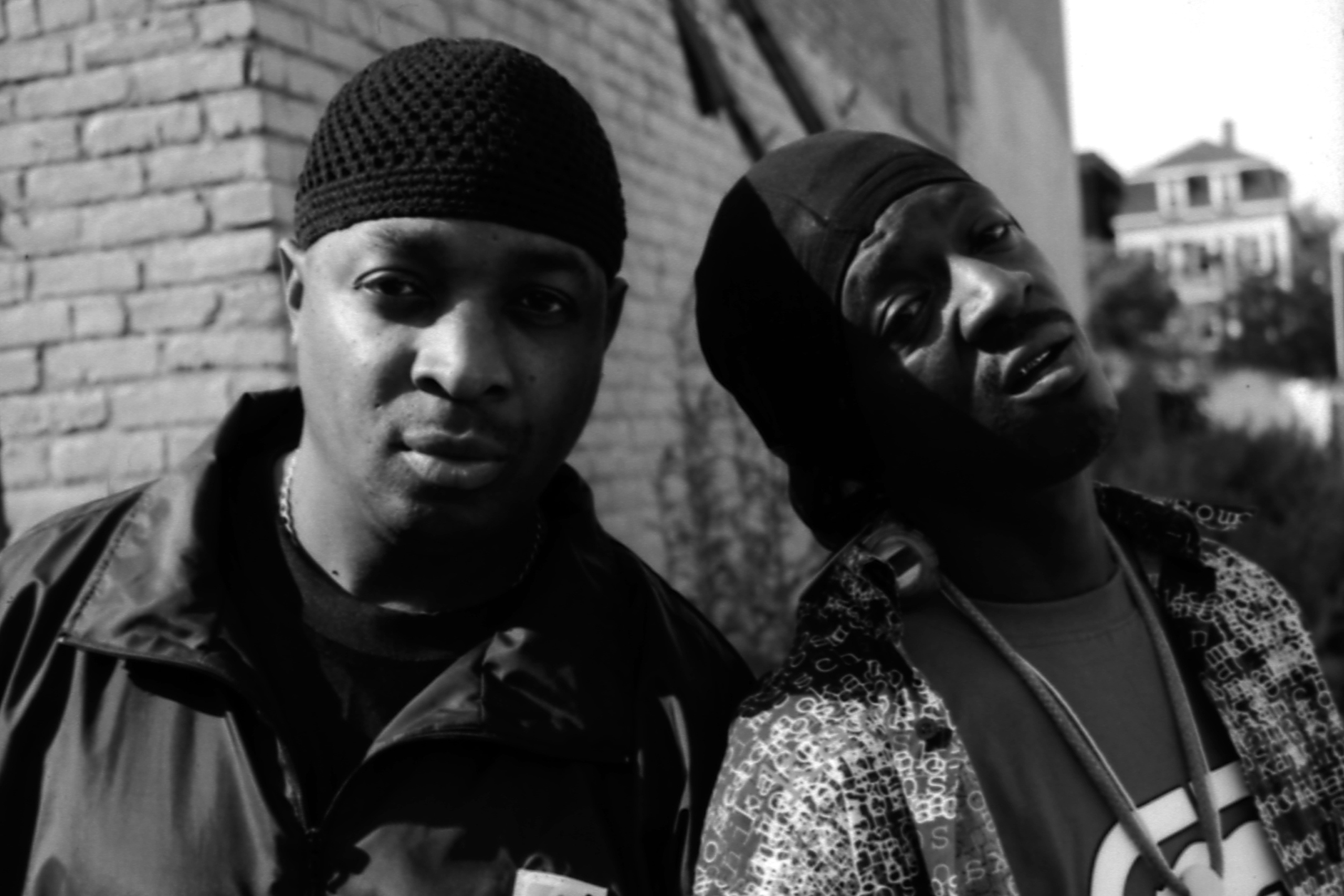 Schwarzweißfoto von Chuck D und Flavor Flav von Public Enemy
