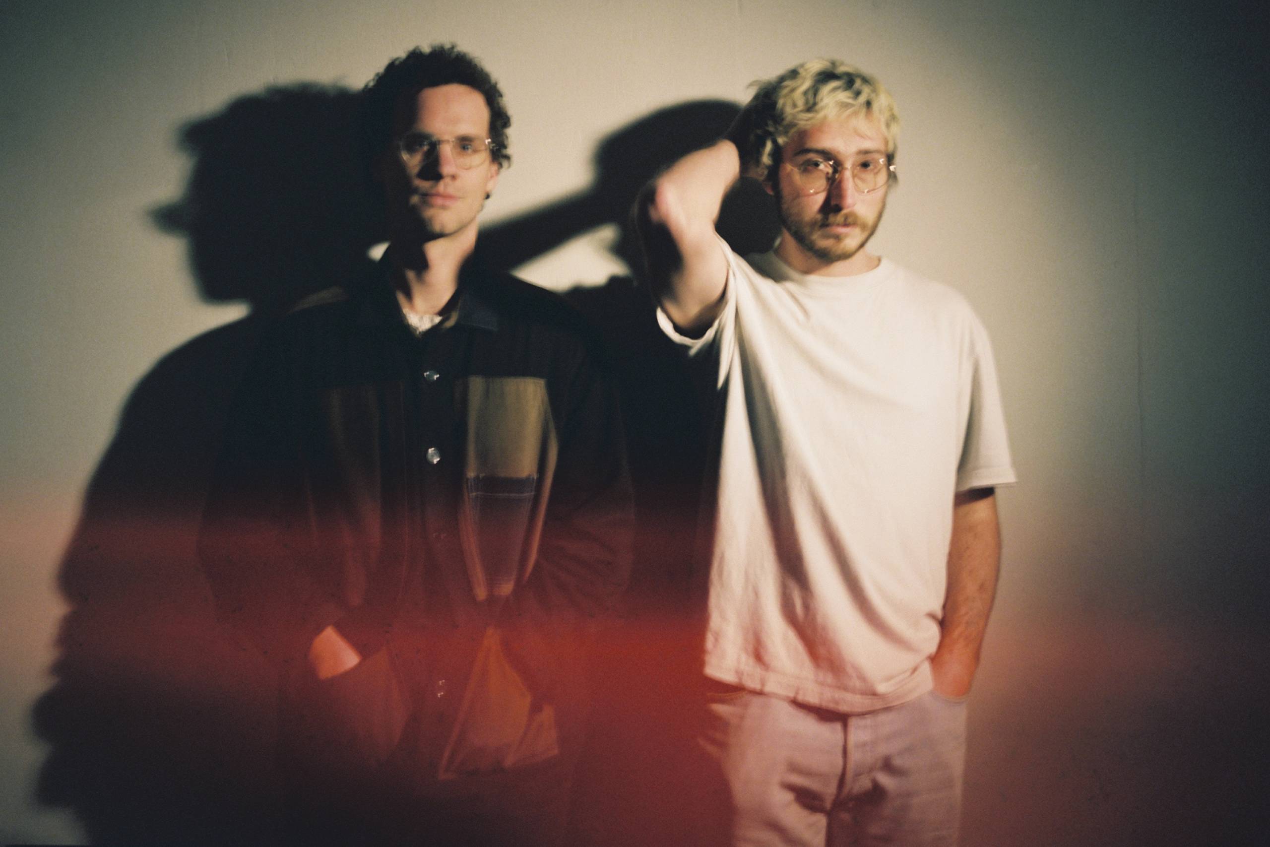 Pressebild von Whitney, deren Song „Dandelions“ heute unser Track des Tages ist.