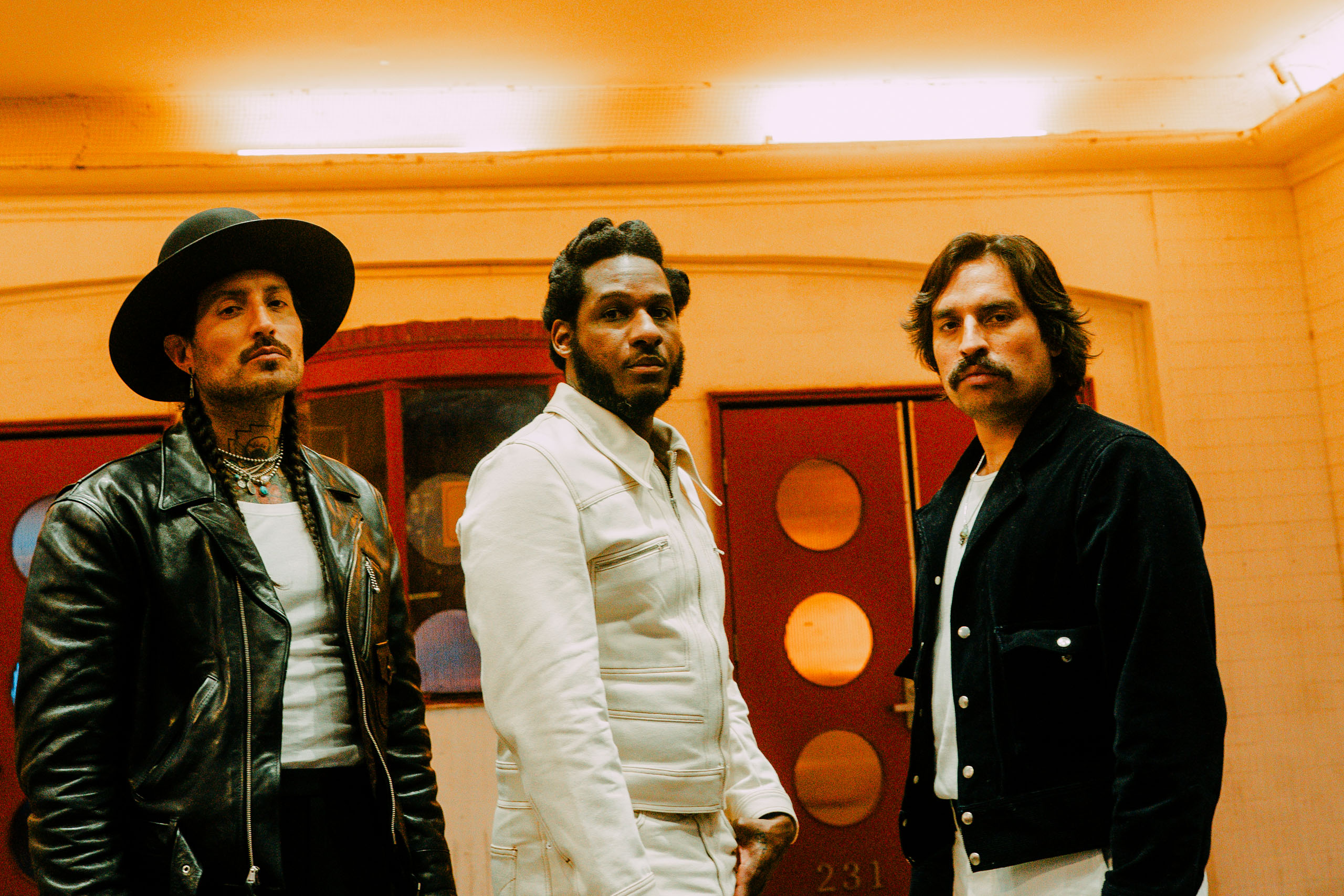Pressebild von Hermanos Gutiérrez und Leon Bridges, deren gemeinsame Single „Elegantly Wasted“ heute unser Track des Tages ist.