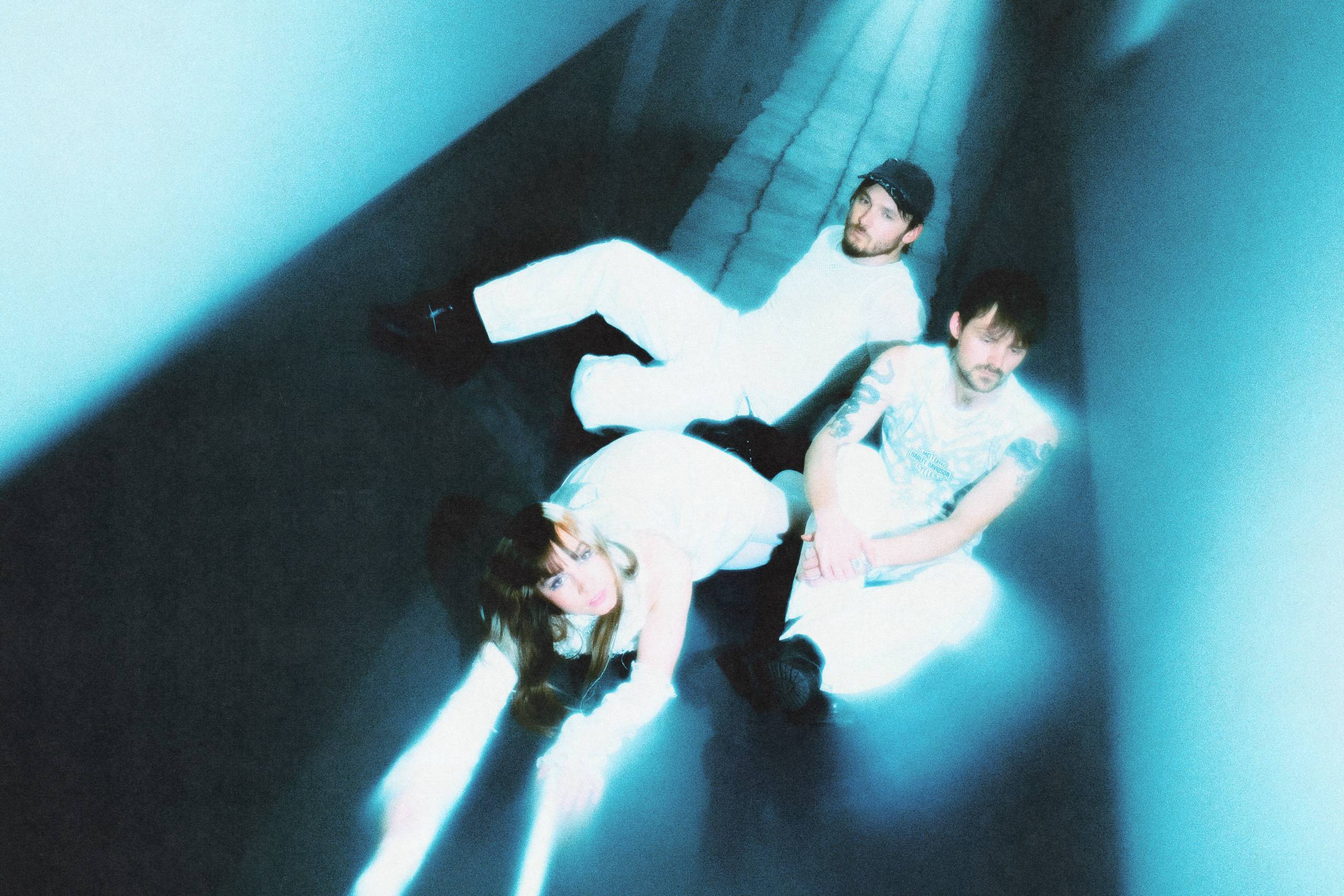 Pressebild von Night Tapes, deren Song „Wayfarer“ heute unser Track des Tages ist.