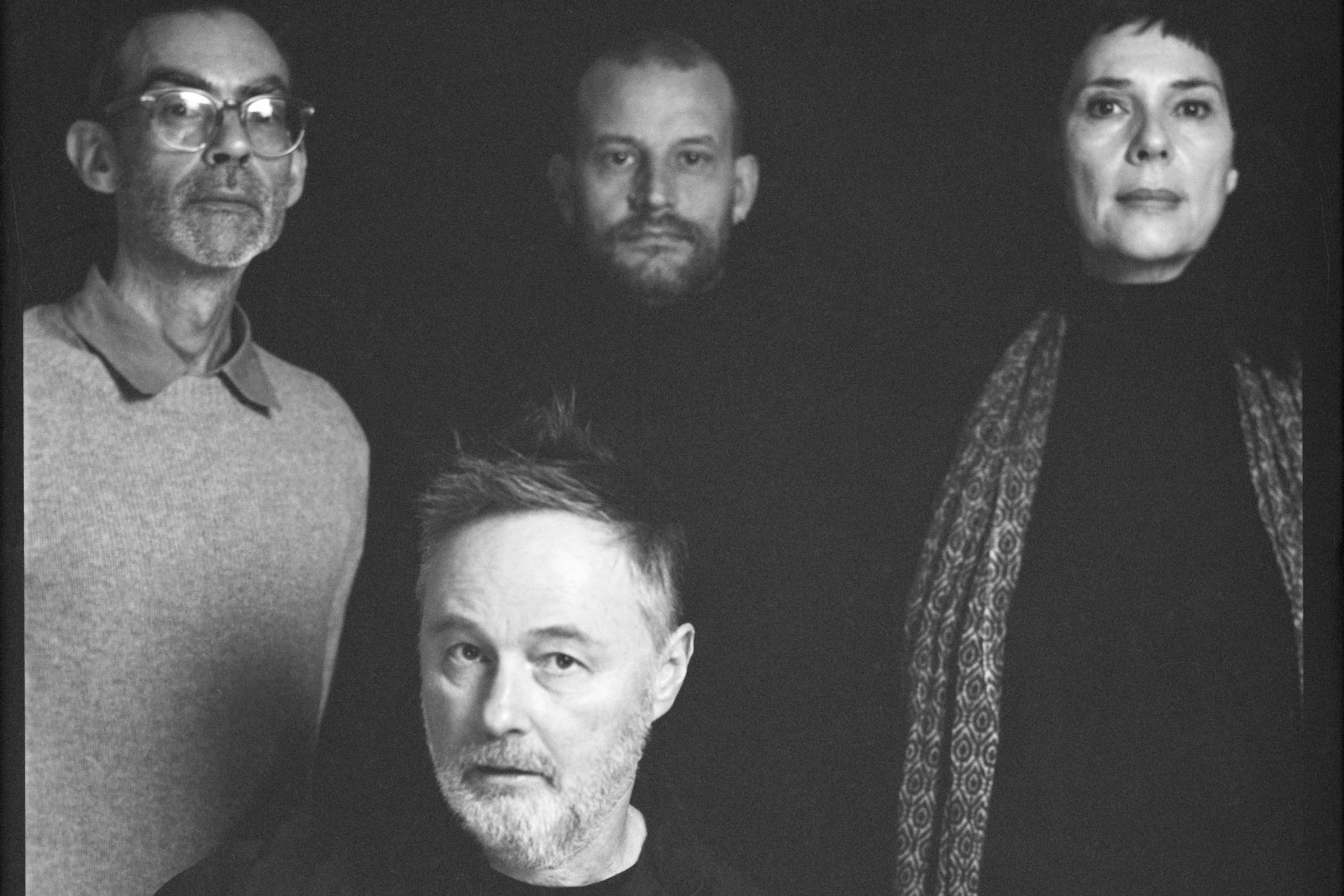 Pressebild von Stereolab, deren Song „Fed Up With Your Job“ heute unser Track des Tages ist.