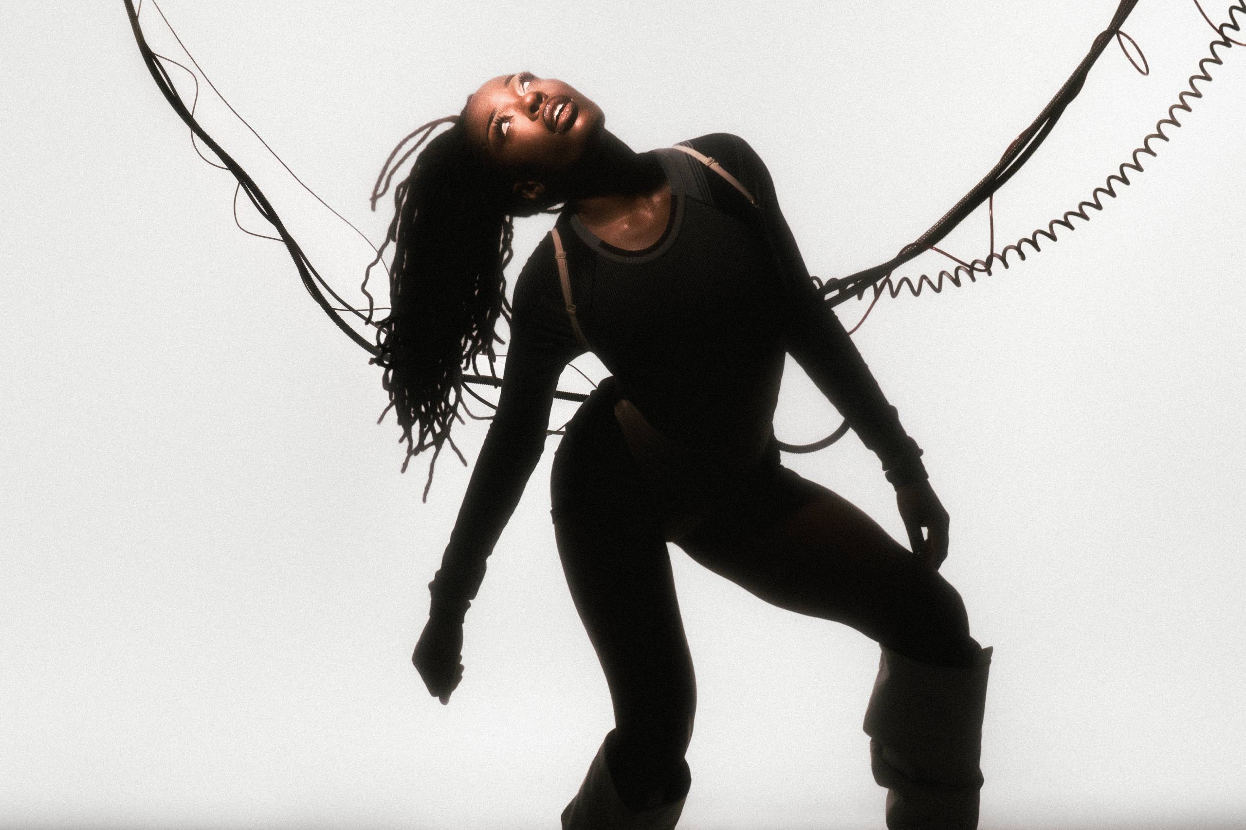 Pressebild von Sudan Archives, deren Song „Come And Find You“ heute unser Track des Tages ist.