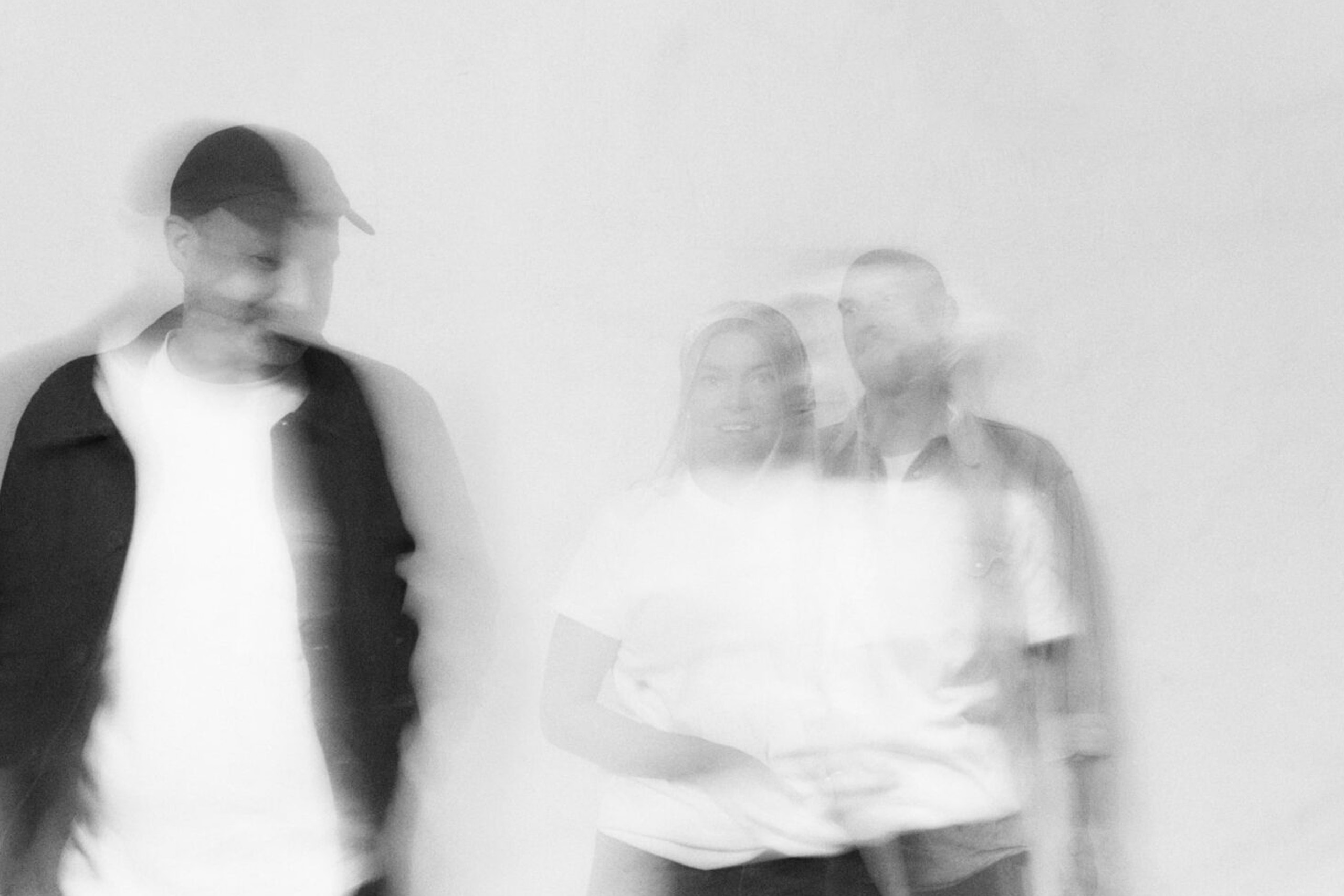 Verschwommenes Schwarz-Weiß-Foto, das das schwedische Trio The Parade zeigt