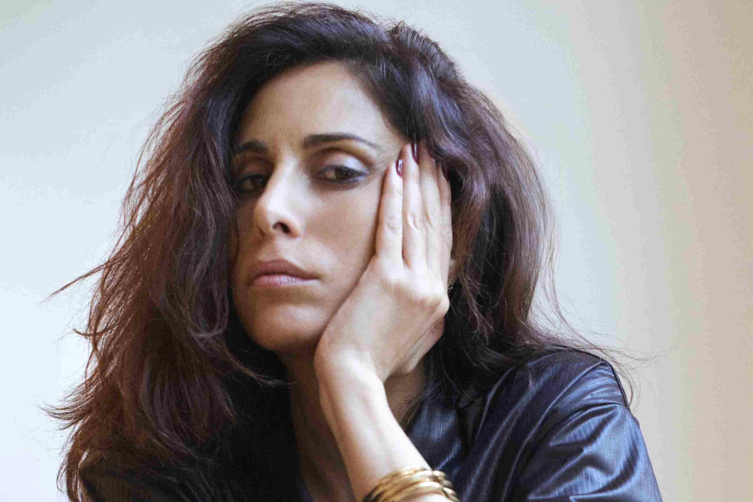 Pressebild von Yasmine Hamdan, deren Song „I Remember I Forget بنسى وبتذكر“ heute unser Track des Tages ist.