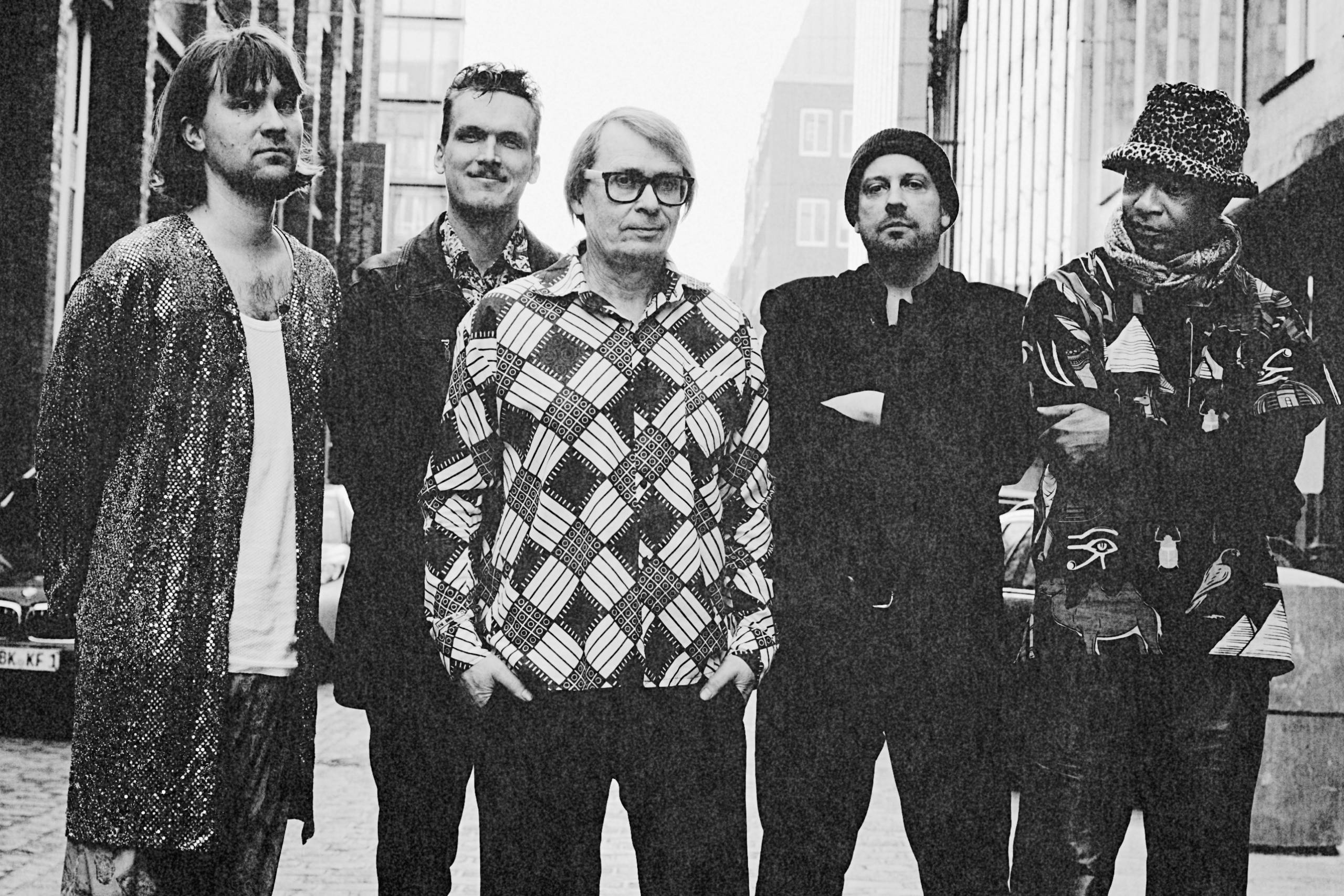 Pressebild von Jimi Tenor und seiner Band, deren Song „Sunny Song“ heute unser Track des Tages ist.