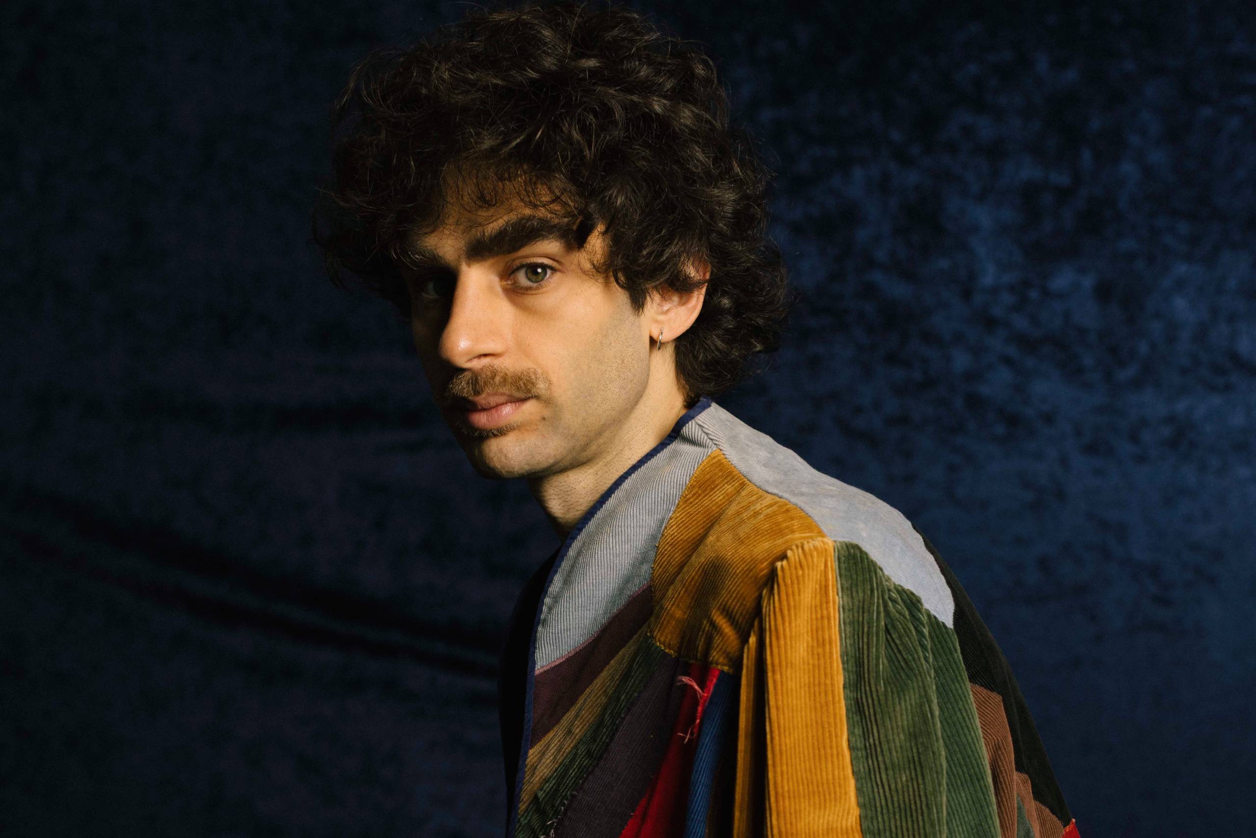 Pressebild von Sessa, dessen Song „Vale A Pena“ heute unser Track des Tages ist.
