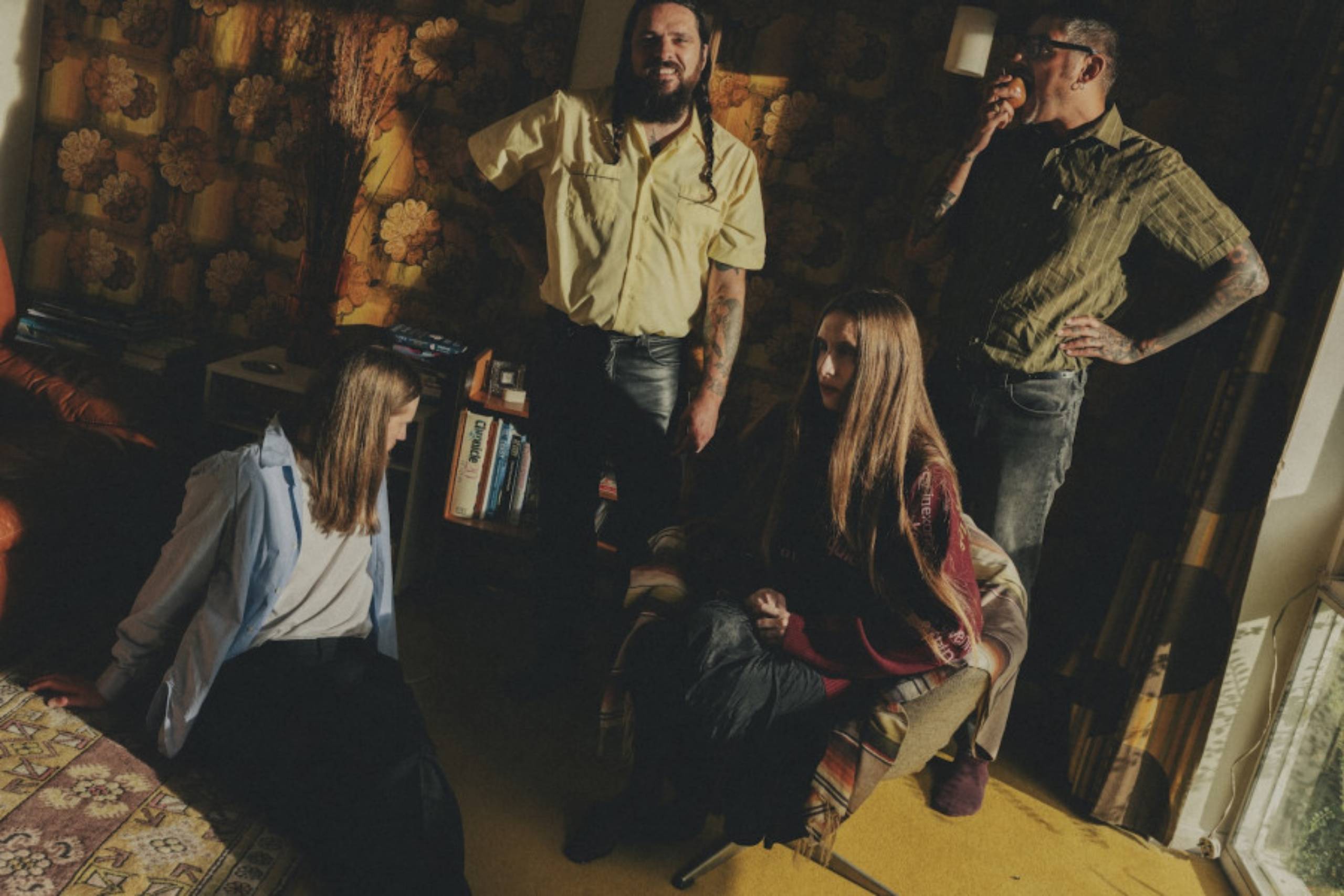 Pressebild von Dry Cleaning, deren Song „Cruise Ship Designer“ heute unser Track des Tages ist.