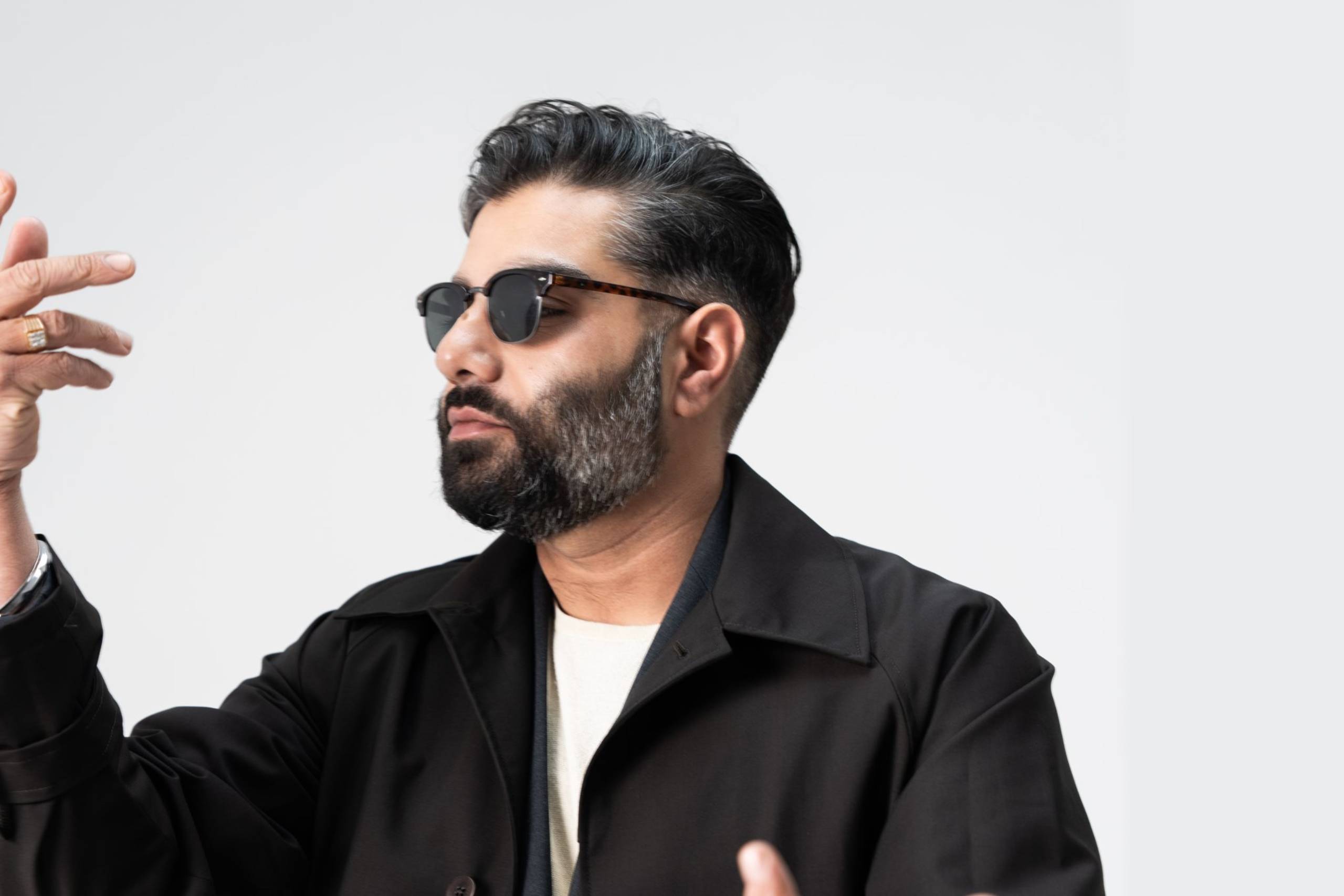 Pressebild von Heems, dessen Song „Loveseat“ mit Unknown Mortal Orchestra heute unser Track des Tages ist.