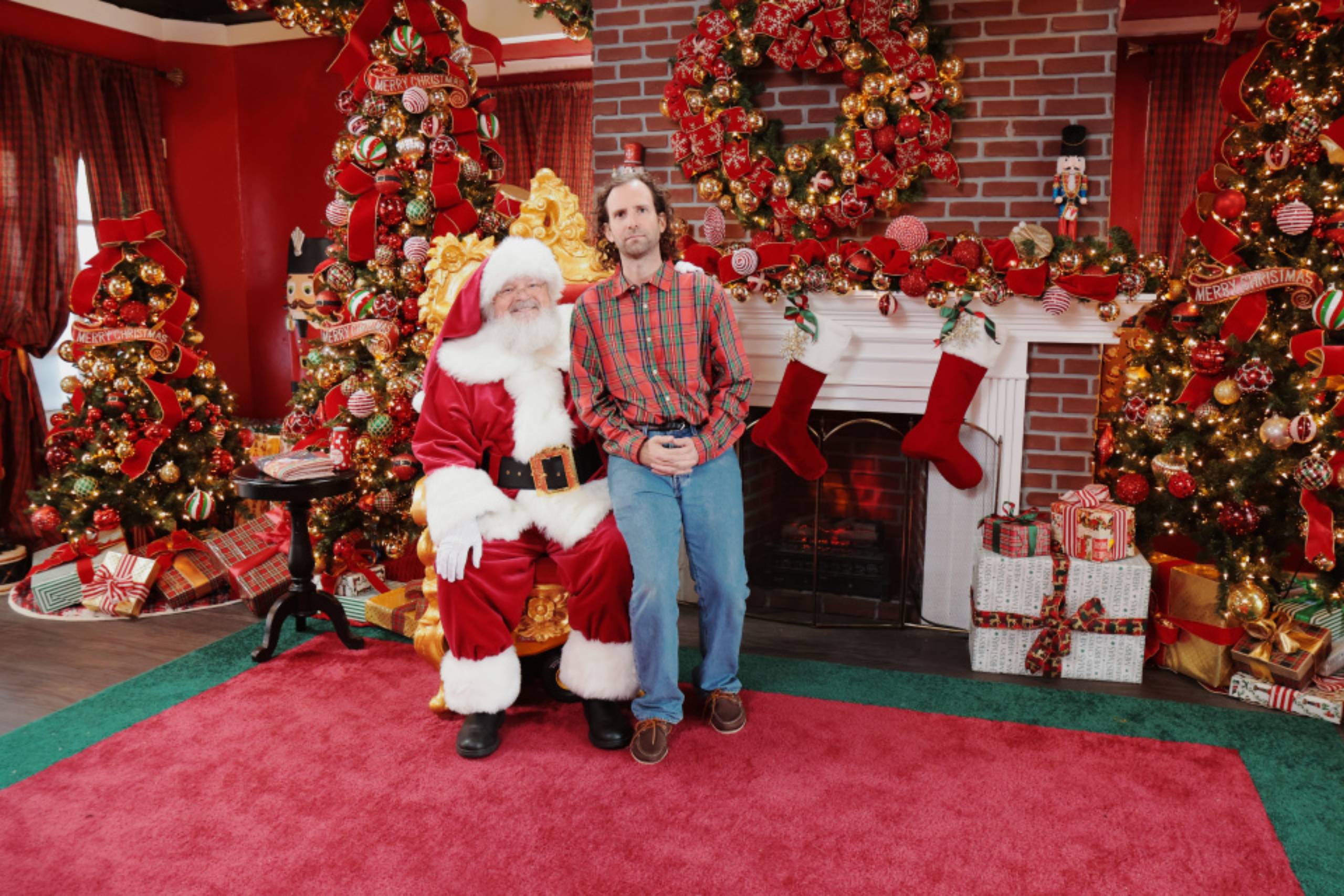 Pressebild von Kyle M, dessen Song „Winter's Wish“ heute unser Track des Tages ist, mit dem Weihnachtsmann.