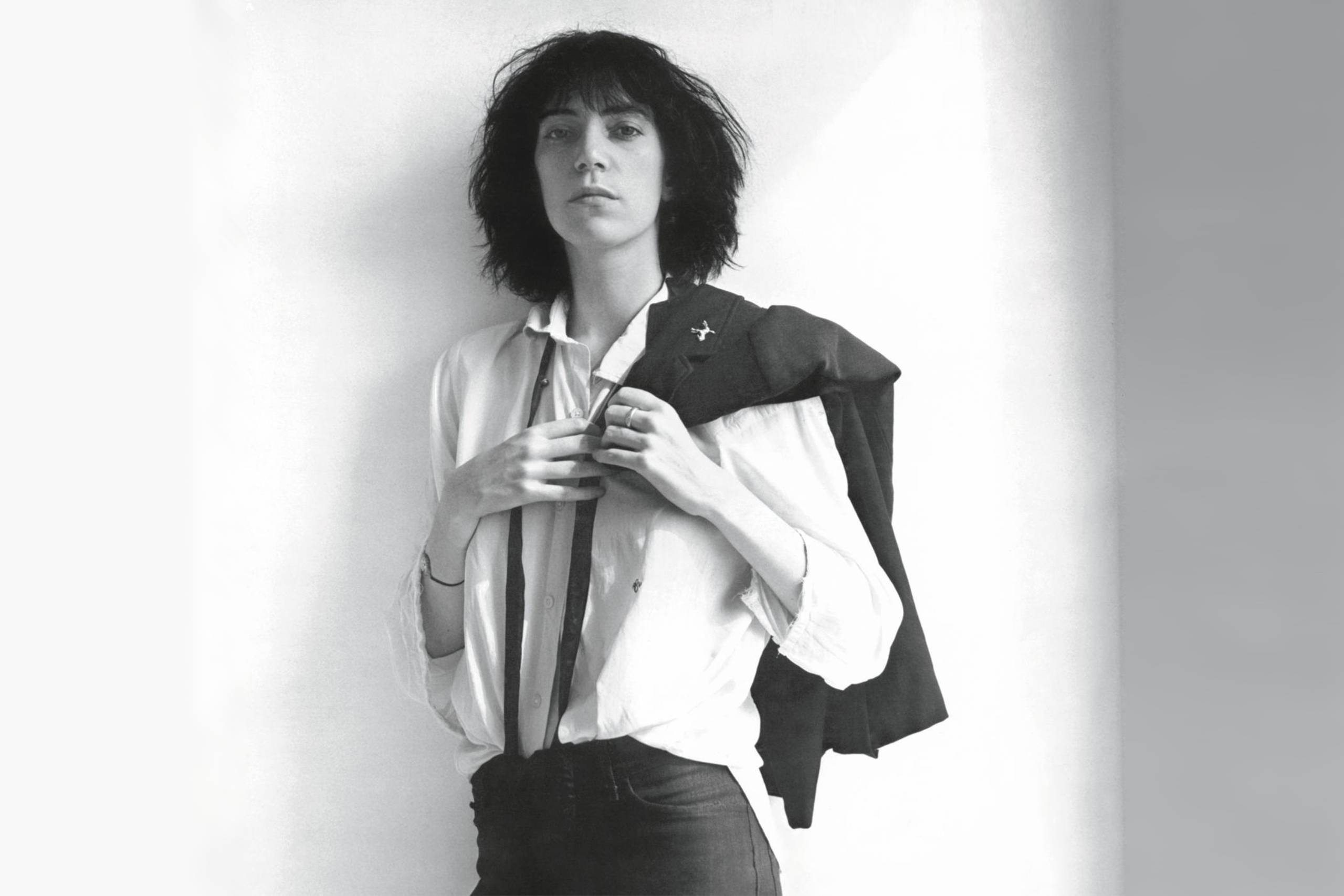Patti Smith auf dem Cover ihrer Debüt-LP „Horses“, die unseren des Tages „Kimberly“ enthält.